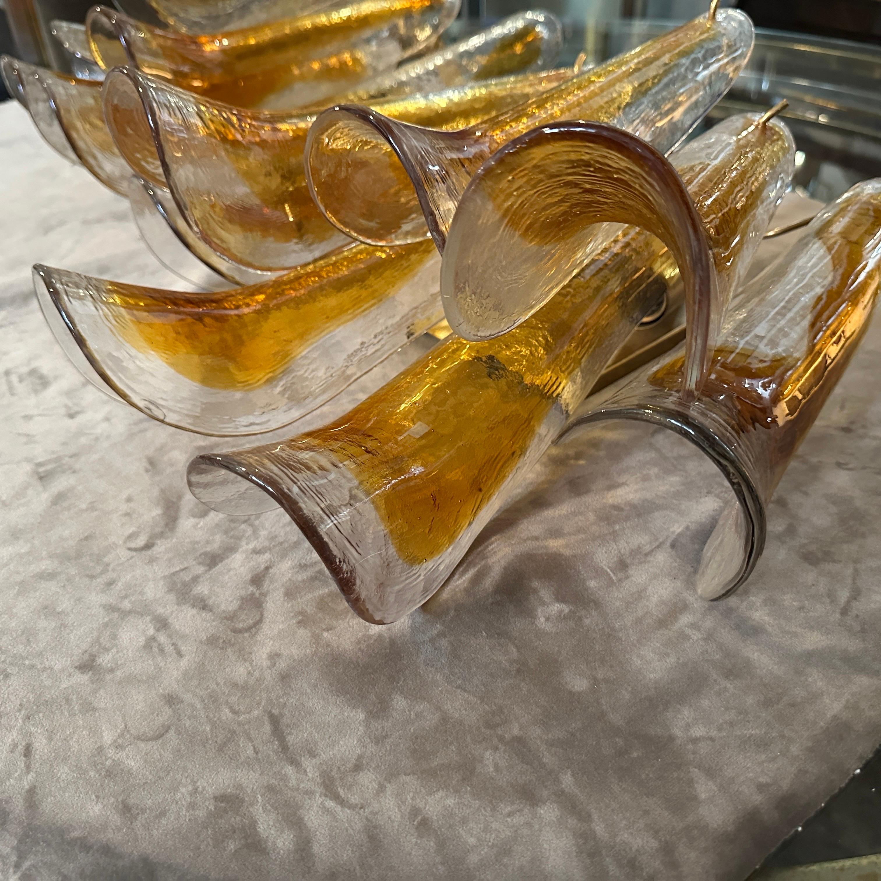 Dos apliques de cristal de Murano con pétalos marrones y transparentes, modernos de mediados de siglo de los años 70 en venta 12