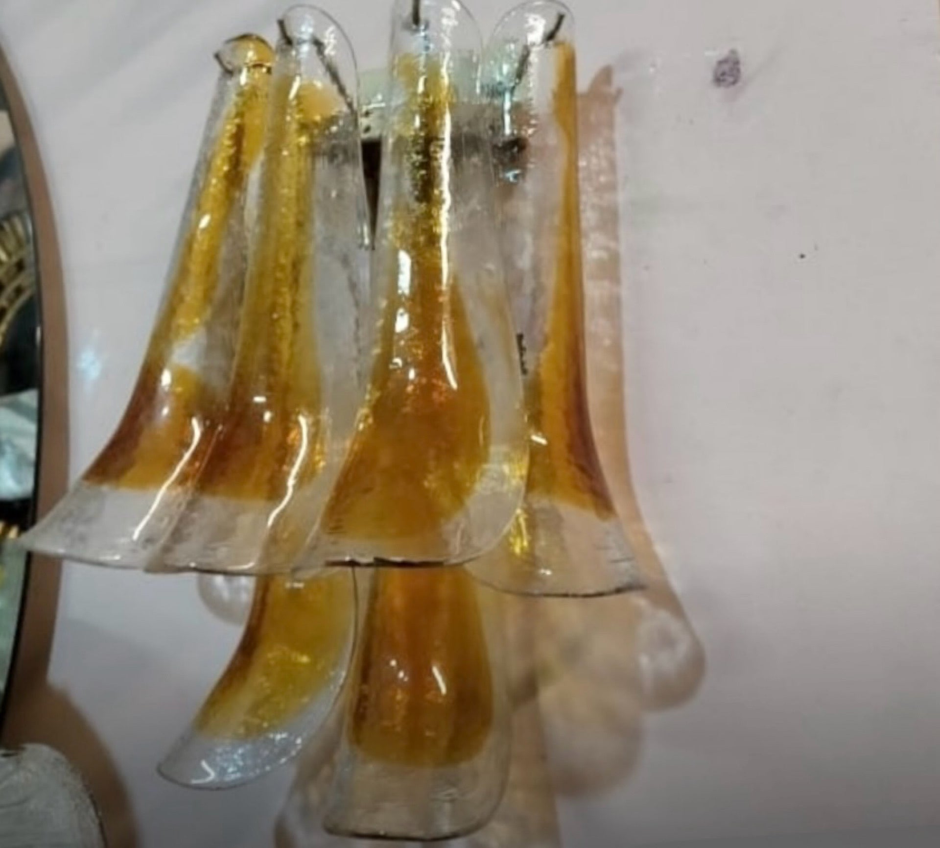 Estos dos apliques de pared de la Modernidad de mediados de siglo de los años setenta presentan un impresionante diseño en forma de pétalo elaborado con cristal de Murano en una mezcla de tonos claros y marrones cálidos. Cada aplique se compone de
