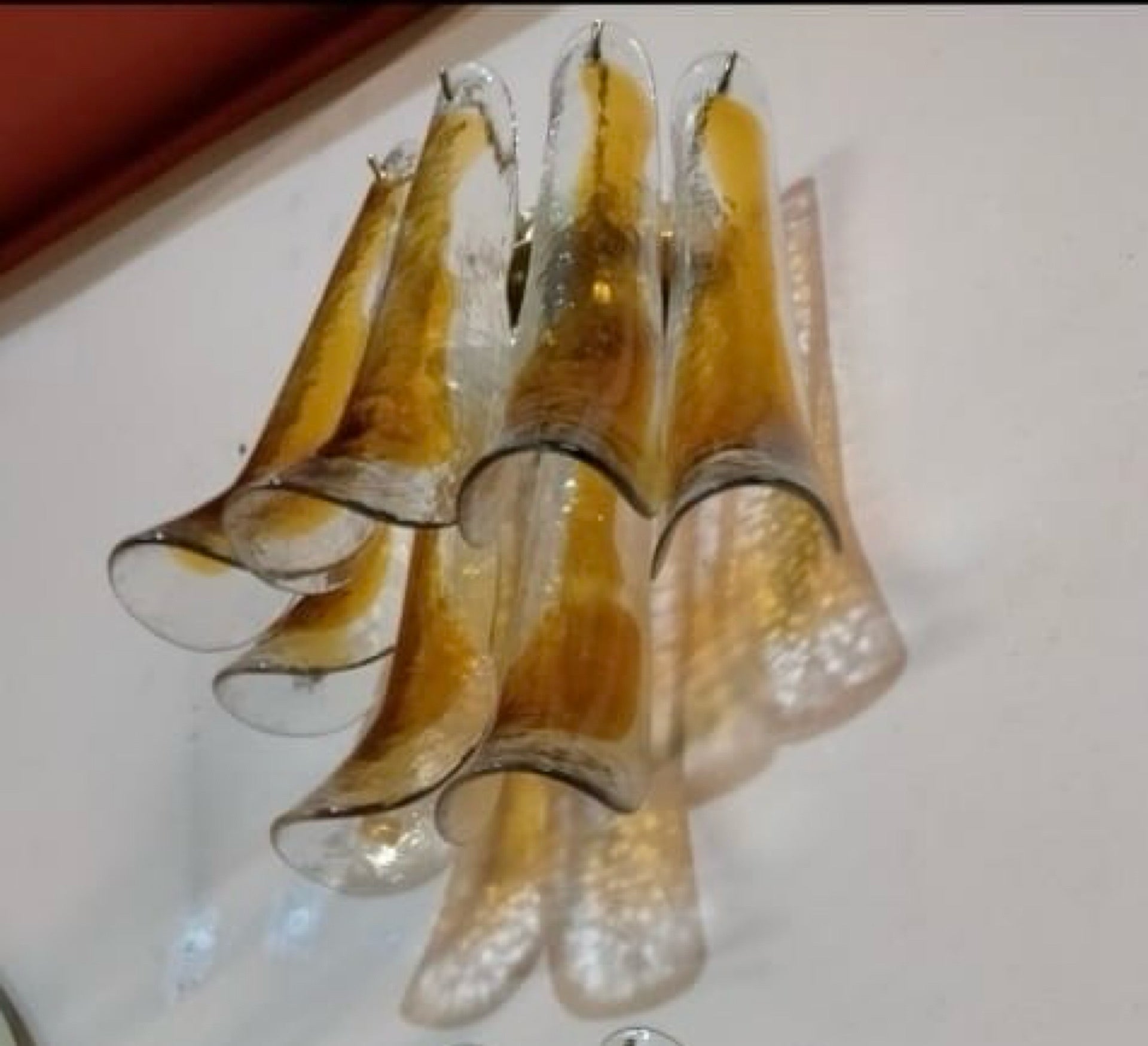 Dos apliques de cristal de Murano con pétalos marrones y transparentes, modernos de mediados de siglo de los años 70 Moderno de mediados de siglo en venta