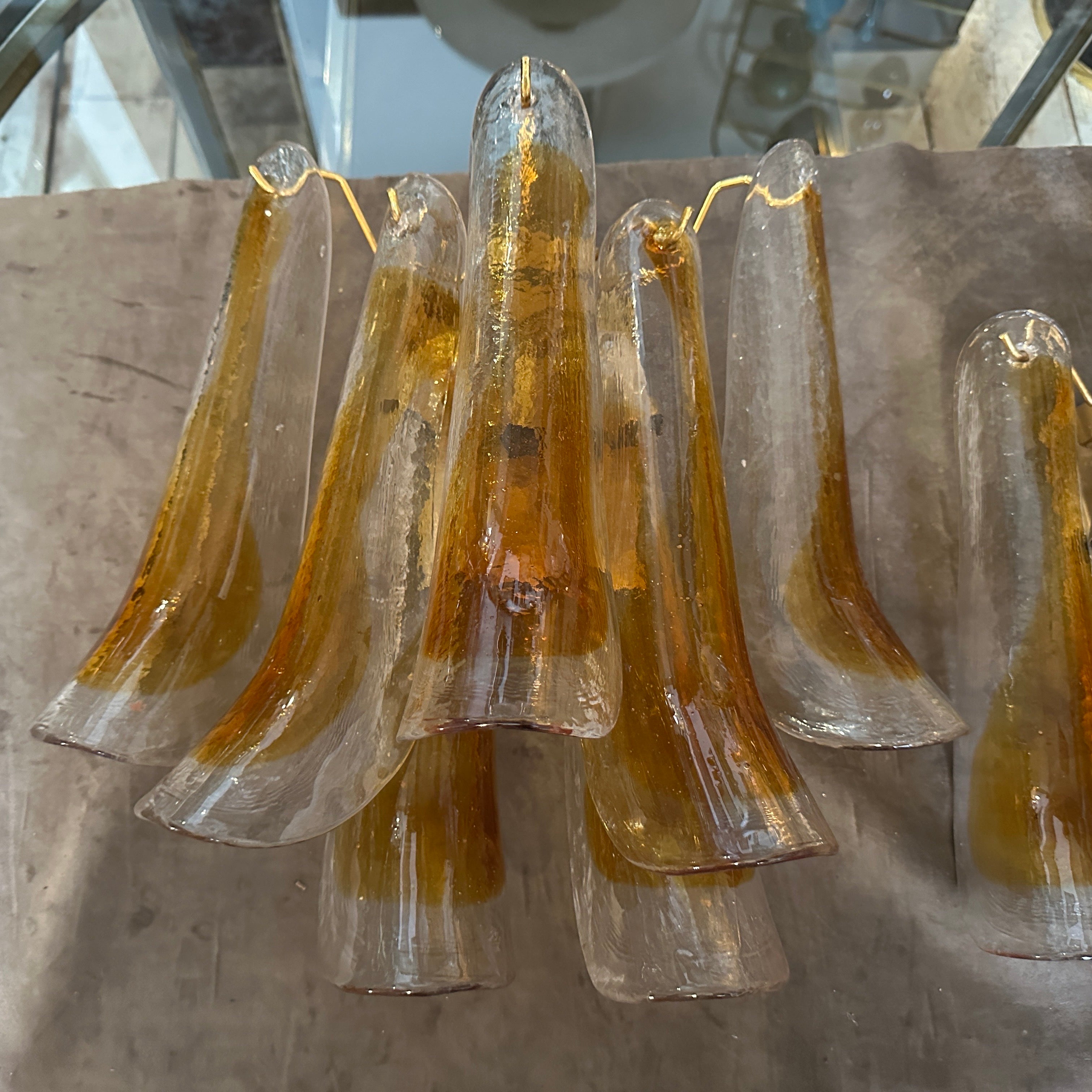 Dos apliques de cristal de Murano con pétalos marrones y transparentes, modernos de mediados de siglo de los años 70 Italiano en venta