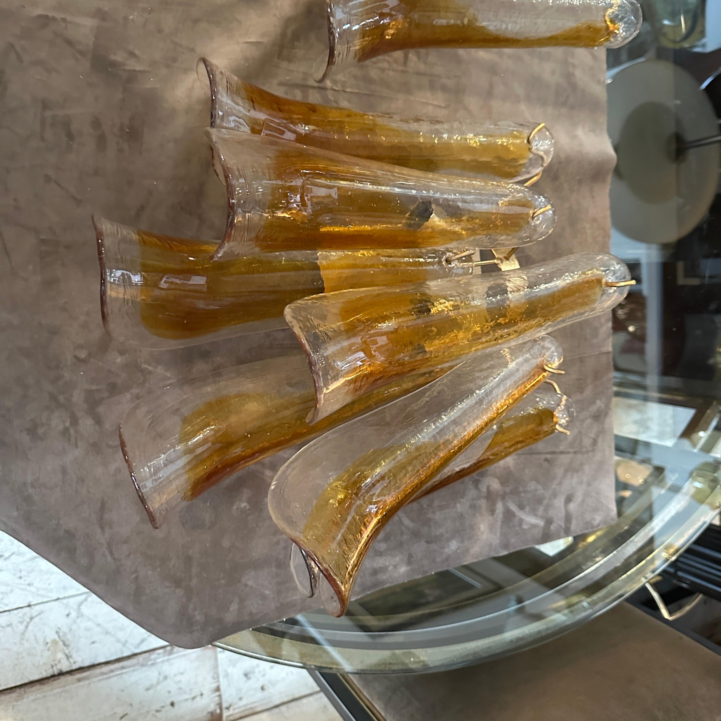 Dos apliques de cristal de Murano con pétalos marrones y transparentes, modernos de mediados de siglo de los años 70 en venta 1