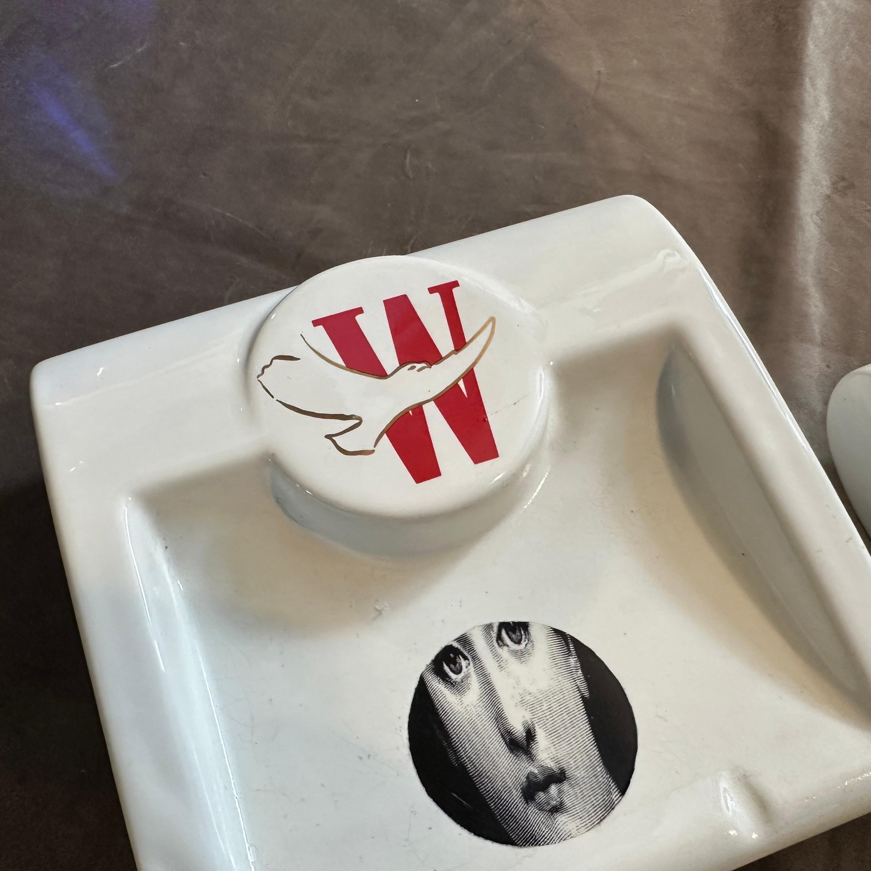 Zwei 1970er Jahre Mid-Century Modern Fornasetti für Winston Weiß Keramik Videoches im Angebot 4