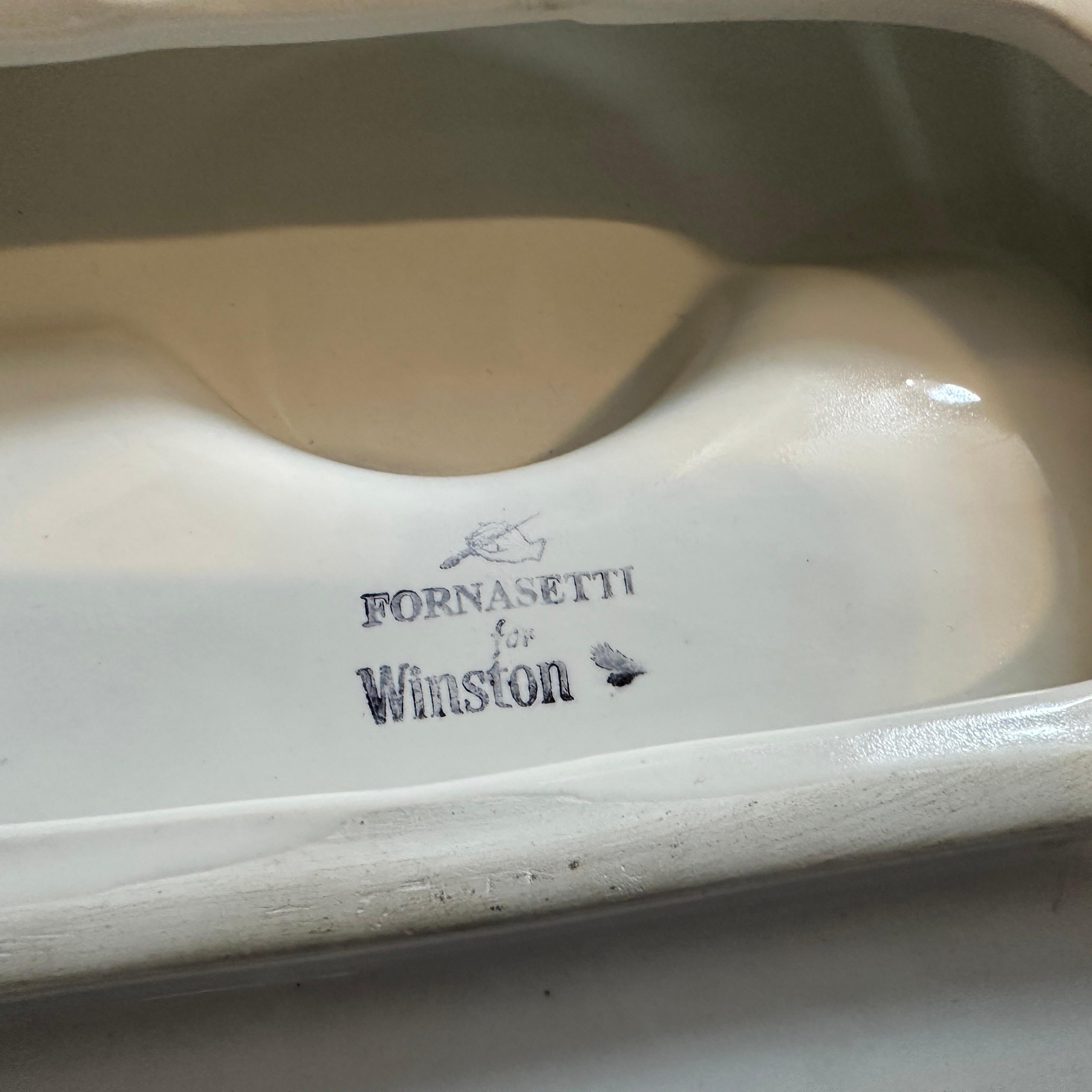 Zwei 1970er Jahre Mid-Century Modern Fornasetti für Winston Weiß Keramik Videoches im Angebot 5