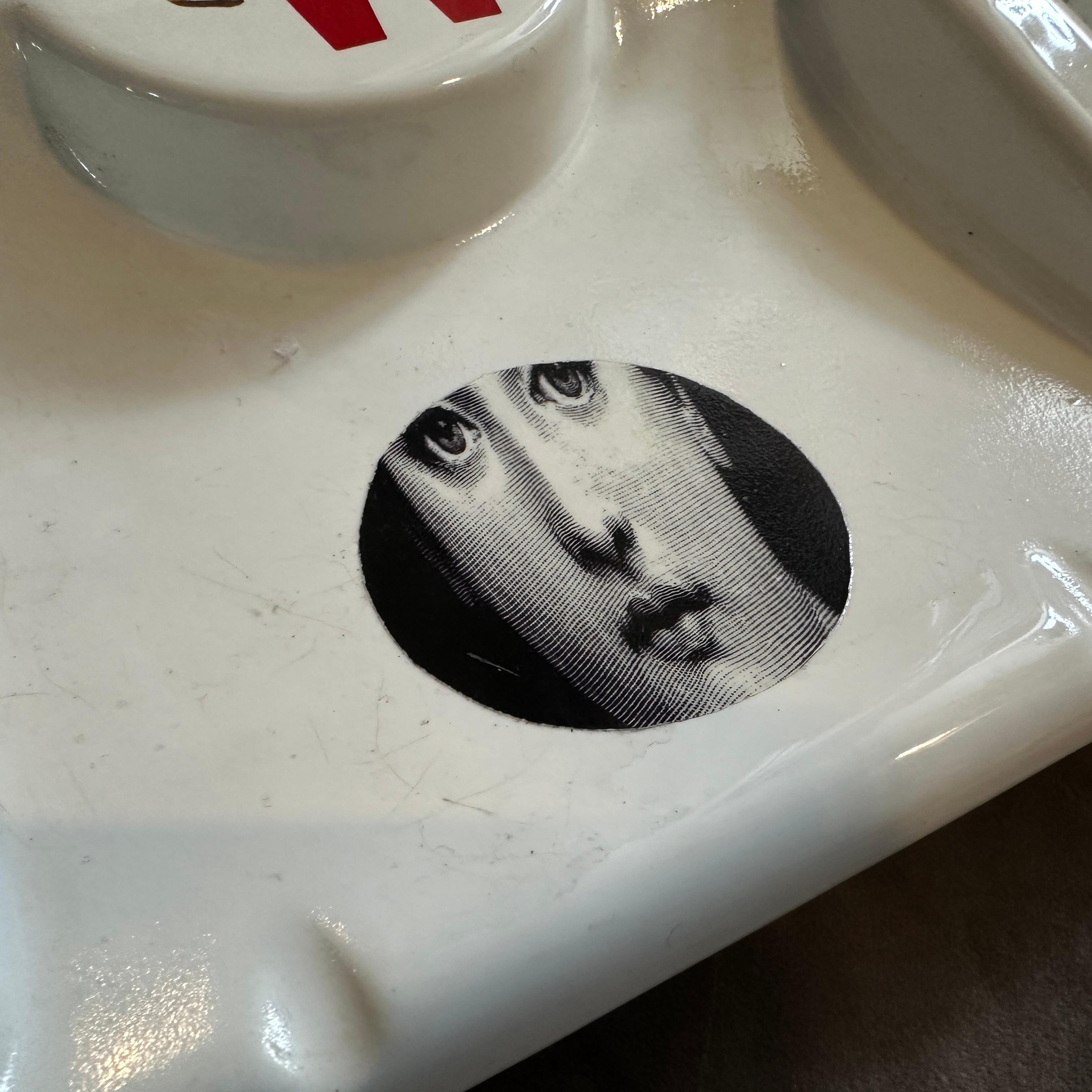 Ein Paar quadratischer weißer Keramik-Videotaschen, die von Fornasetti für Winston-Zigaretten entworfen und hergestellt wurden. Sie zeigen das berühmte Gesicht der Opernsängerin Lina Cavalieri, das wir in vielen Variationen ihrer ikonischen