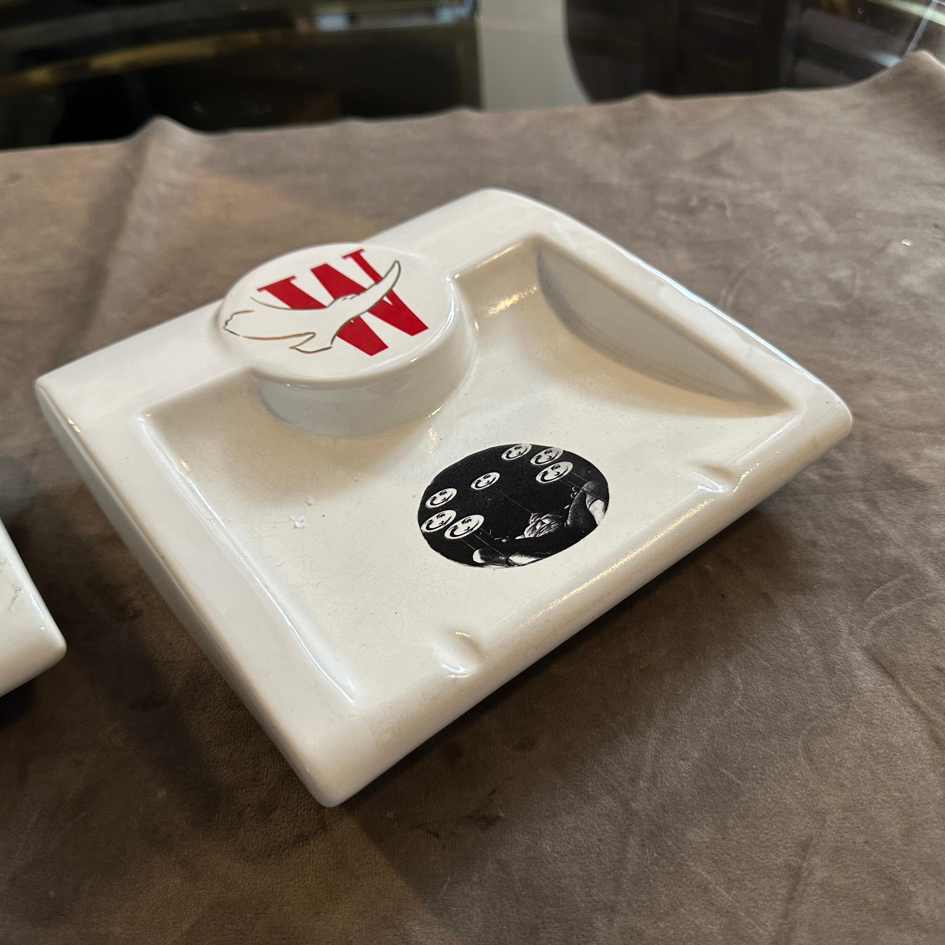 Zwei 1970er Jahre Mid-Century Modern Fornasetti für Winston Weiß Keramik Videoches (Moderne der Mitte des Jahrhunderts) im Angebot