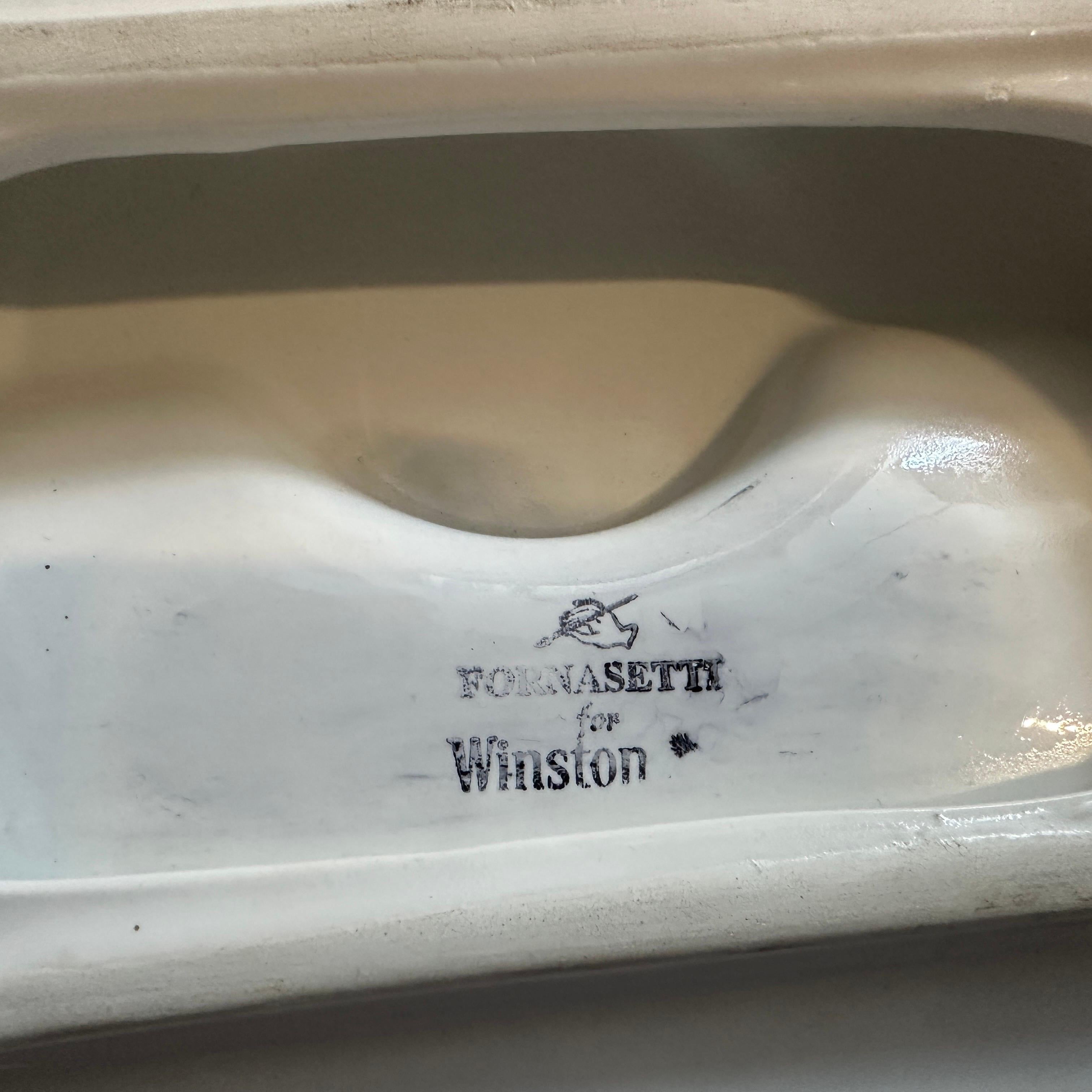Zwei 1970er Jahre Mid-Century Modern Fornasetti für Winston Weiß Keramik Videoches (Italienisch) im Angebot