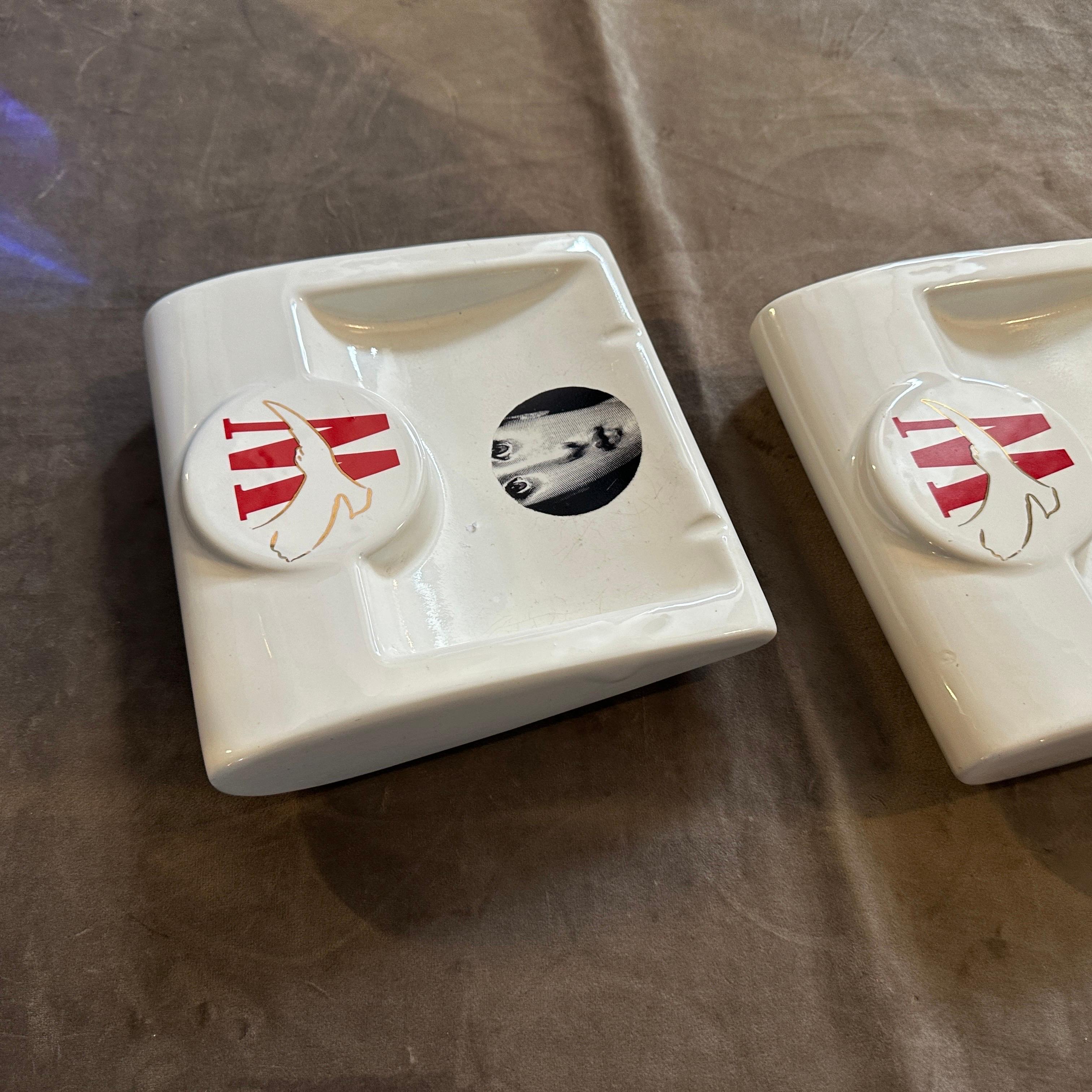 Zwei 1970er Jahre Mid-Century Modern Fornasetti für Winston Weiß Keramik Videoches im Zustand „Gut“ im Angebot in Aci Castello, IT