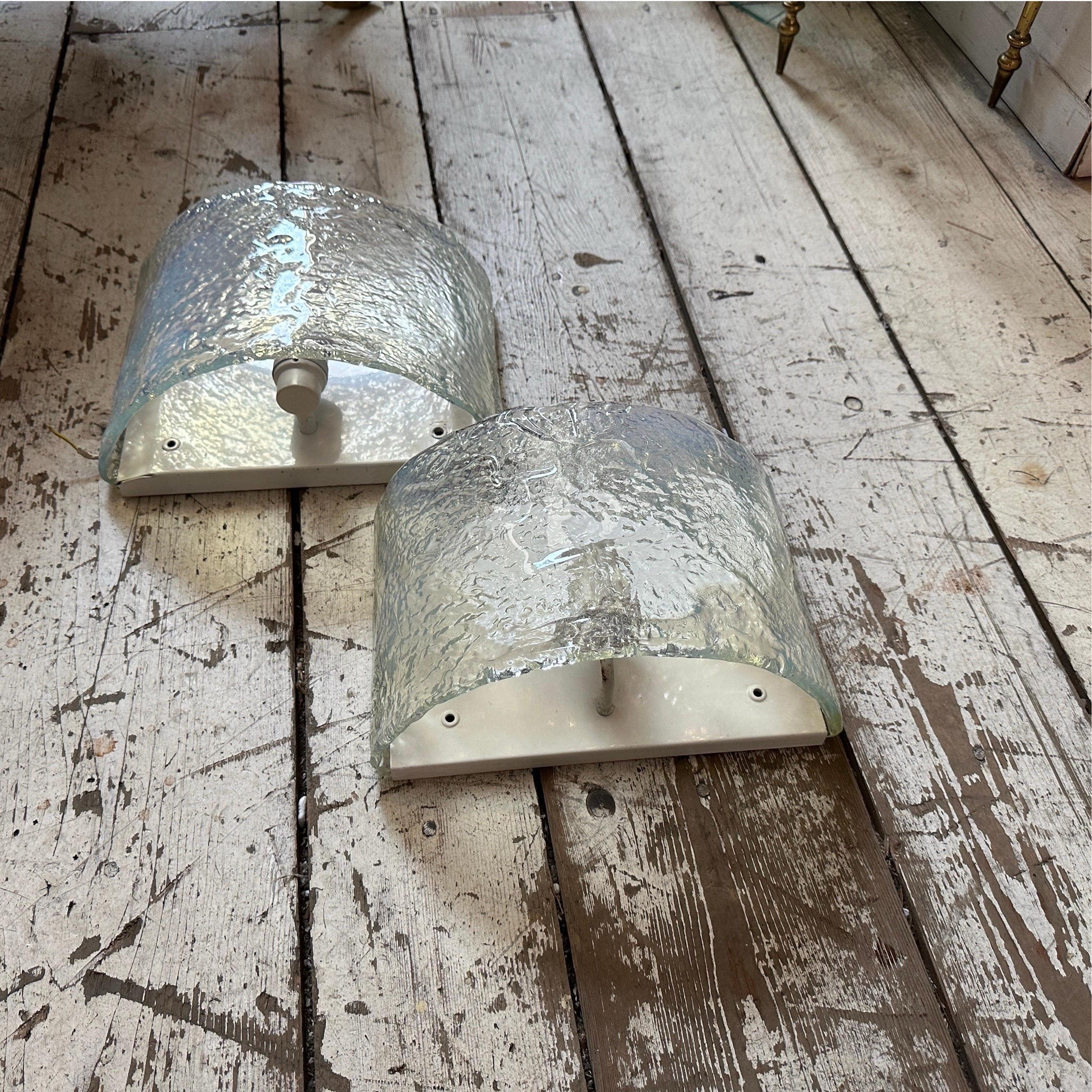 Two 1970s Mid-Century Modern Opalescent Murano Glass Wall Sconces by Mazzega In Good Condition For Sale In Aci Castello, IT