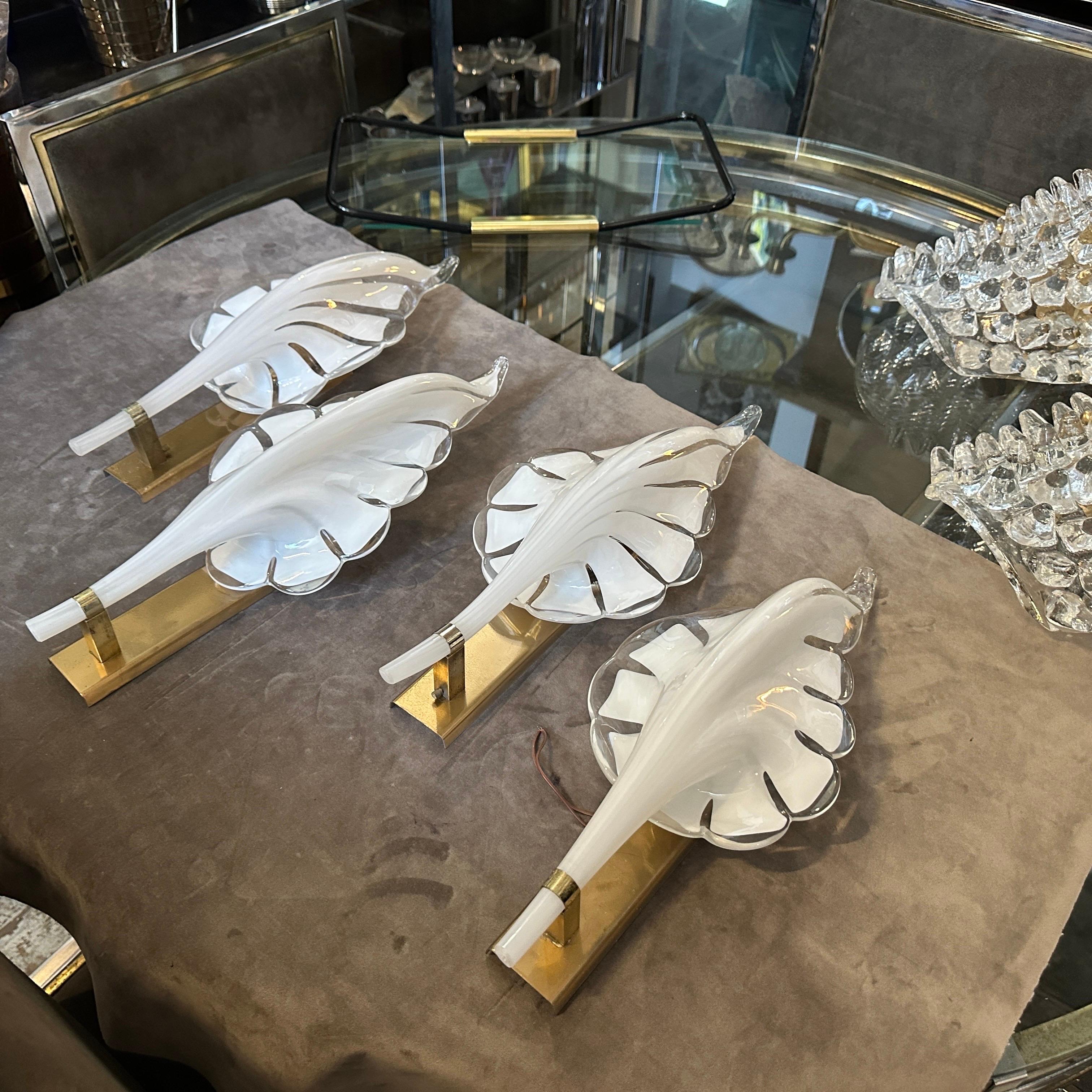 A 1970s Mid-Century Modern White Murano Glass Leaf Wall Sconce by Franco Luce For Sale 1