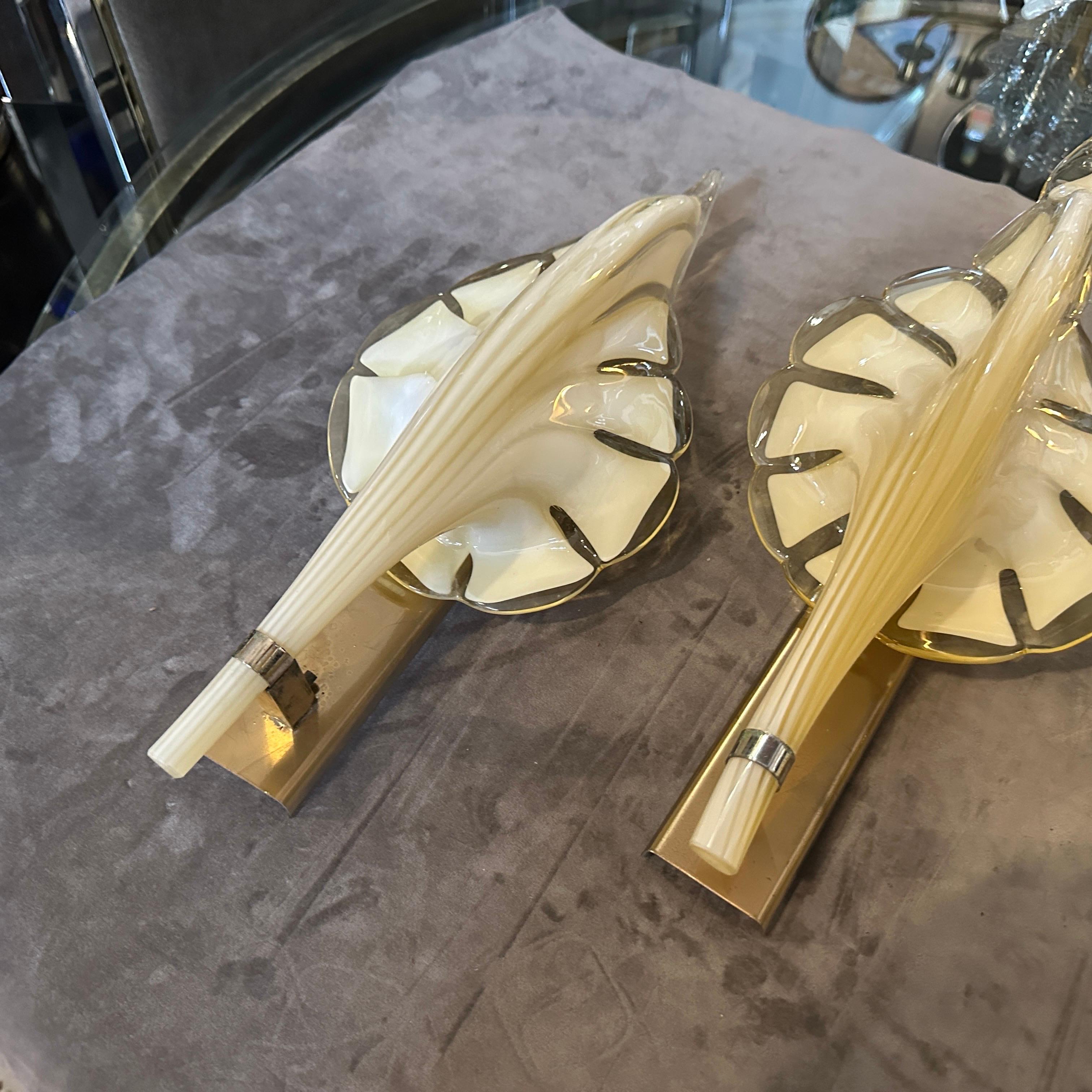 Two 1970s Mid-Century Modern Yellow Murano Glass Leaf Wall Sconce by Franco Luce In Good Condition For Sale In Aci Castello, IT