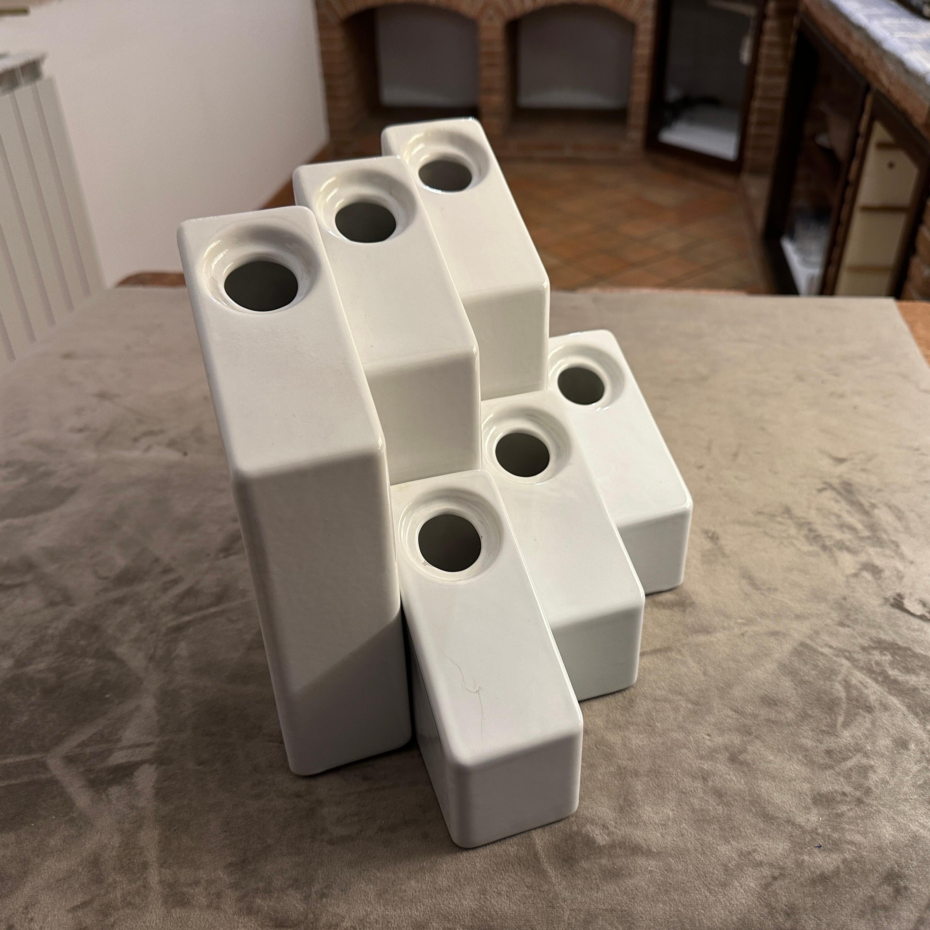Dos jarrones de diseño moderno en cerámica blanca de los años 70, de Enzo Bicchioli para Il Picchio en venta 3