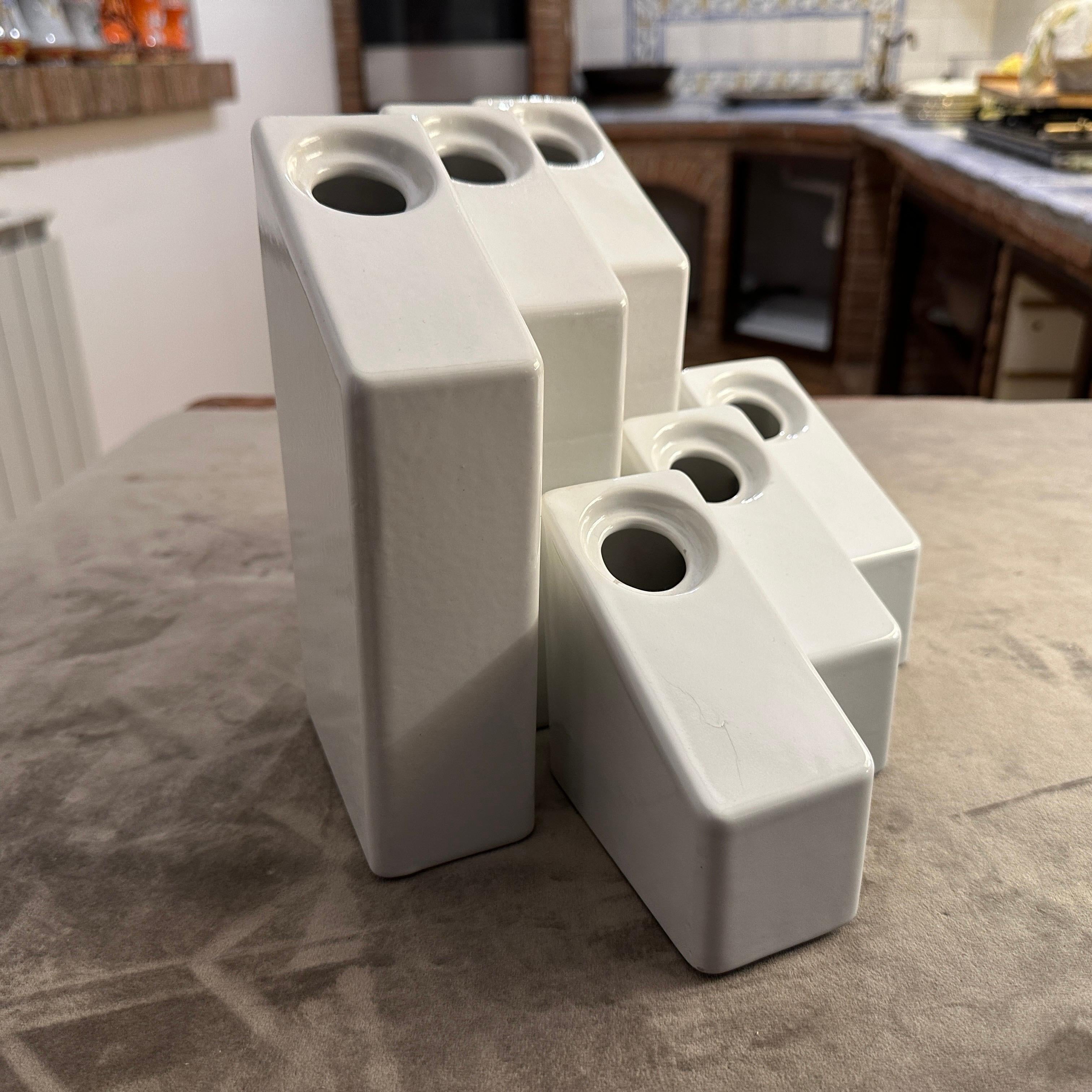 Se trata de dos jarrones de cerámica modernista de los años setenta diseñados por Enzo Bicchioli para Il Picchio. El diseño se caracteriza por una estética minimalista y arquitectónica, con líneas limpias y formas modulares. Los jarrones se componen