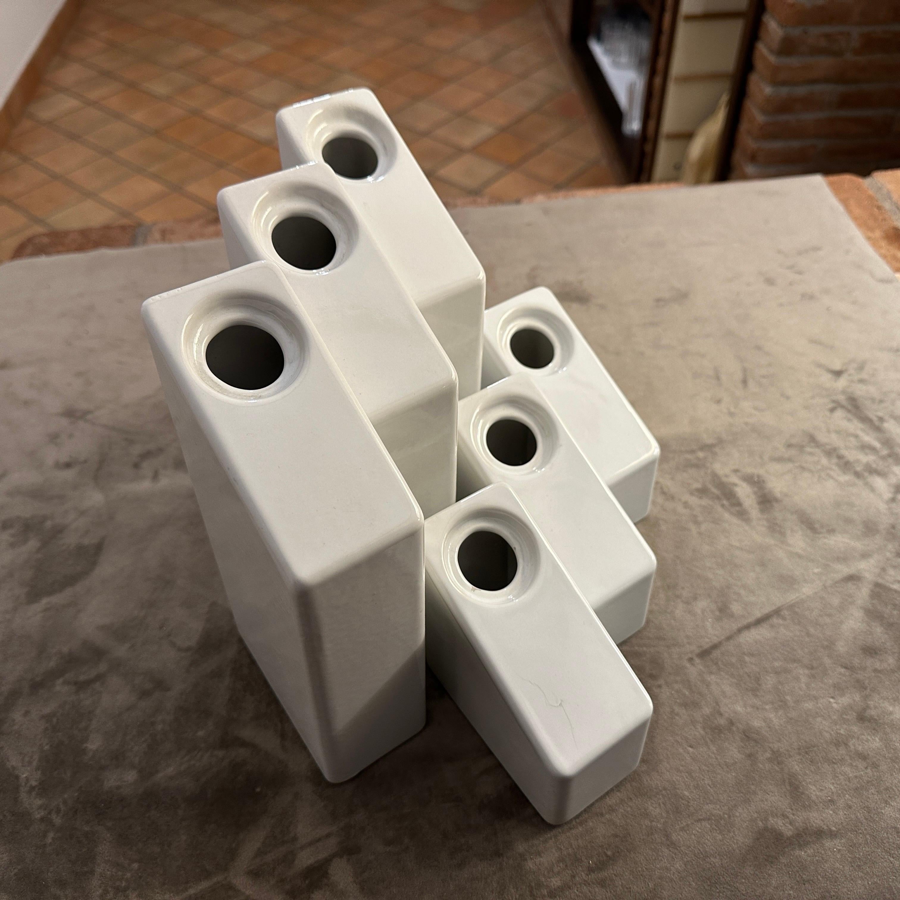 Dos jarrones de diseño moderno en cerámica blanca de los años 70, de Enzo Bicchioli para Il Picchio Moderno de mediados de siglo en venta