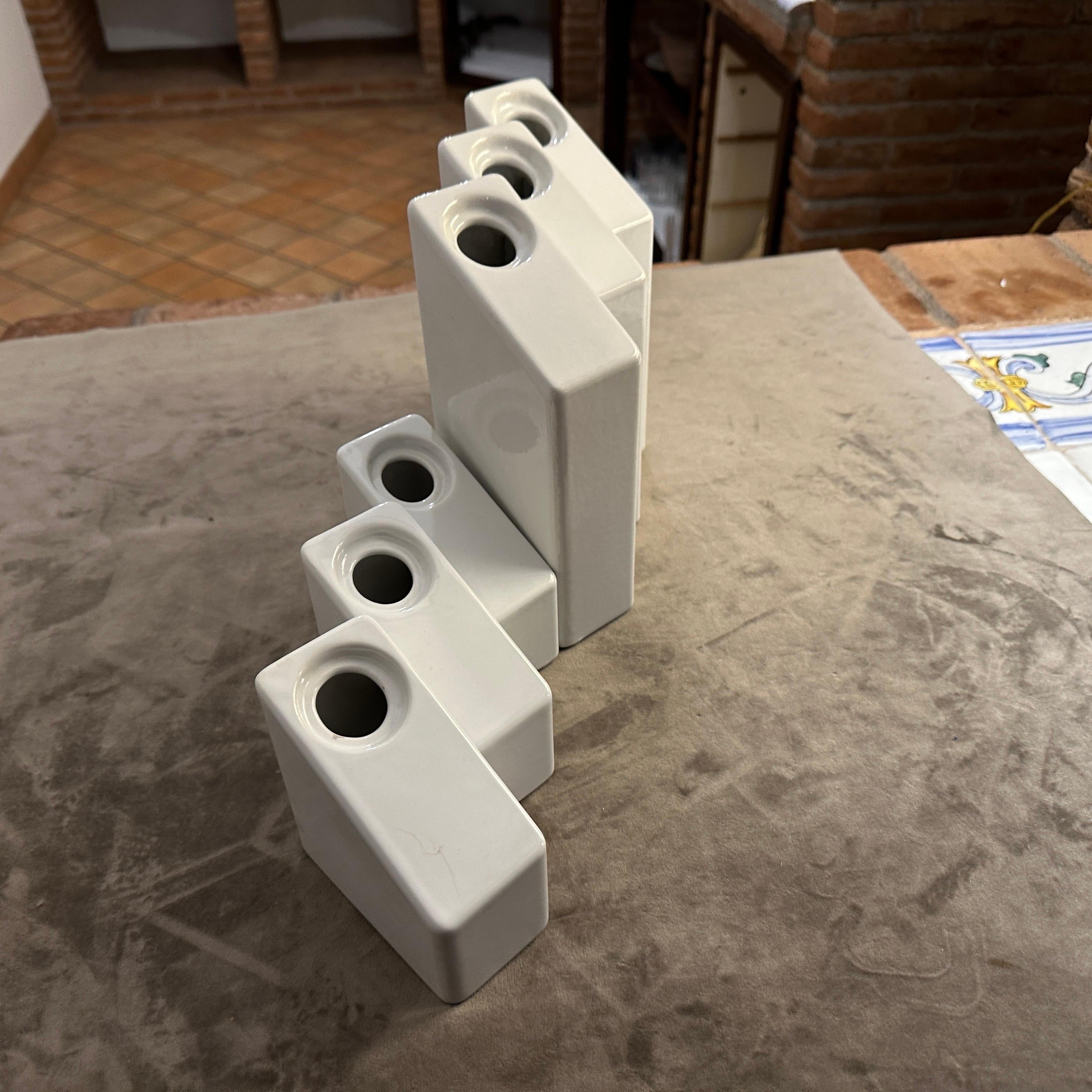 Dos jarrones de diseño moderno en cerámica blanca de los años 70, de Enzo Bicchioli para Il Picchio Italiano en venta