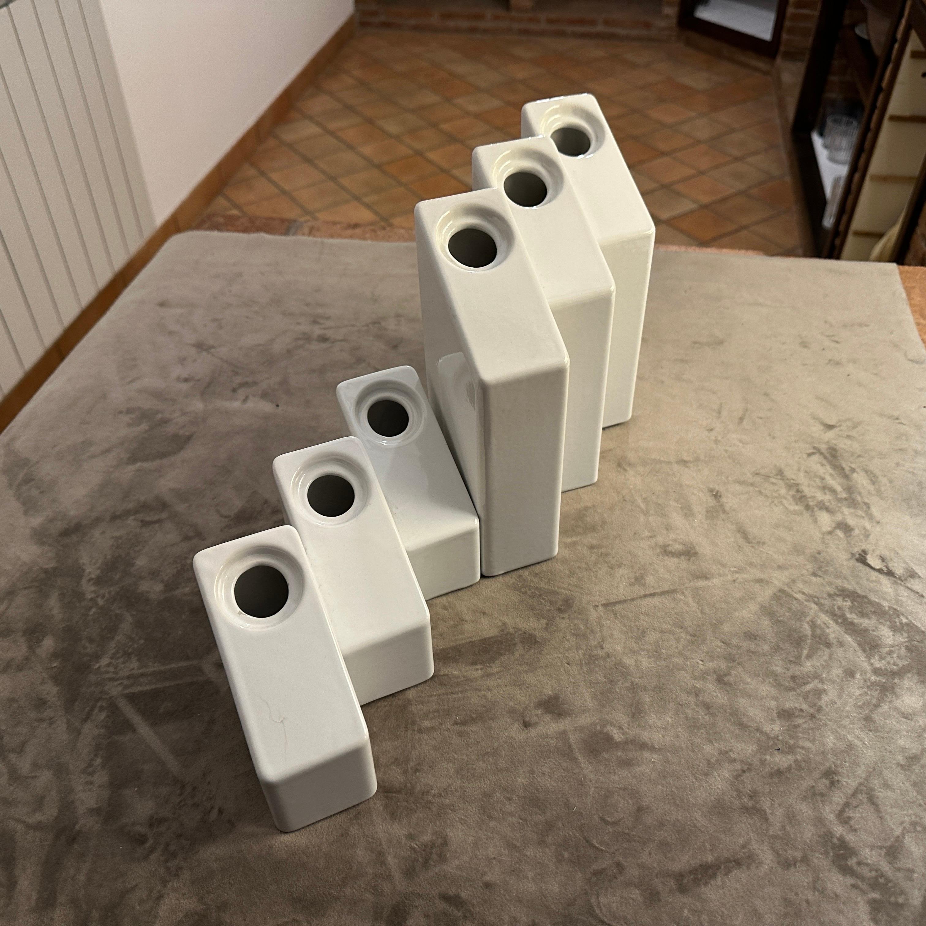 Dos jarrones de diseño moderno en cerámica blanca de los años 70, de Enzo Bicchioli para Il Picchio en Excelente estado para la venta en Aci Castello, IT