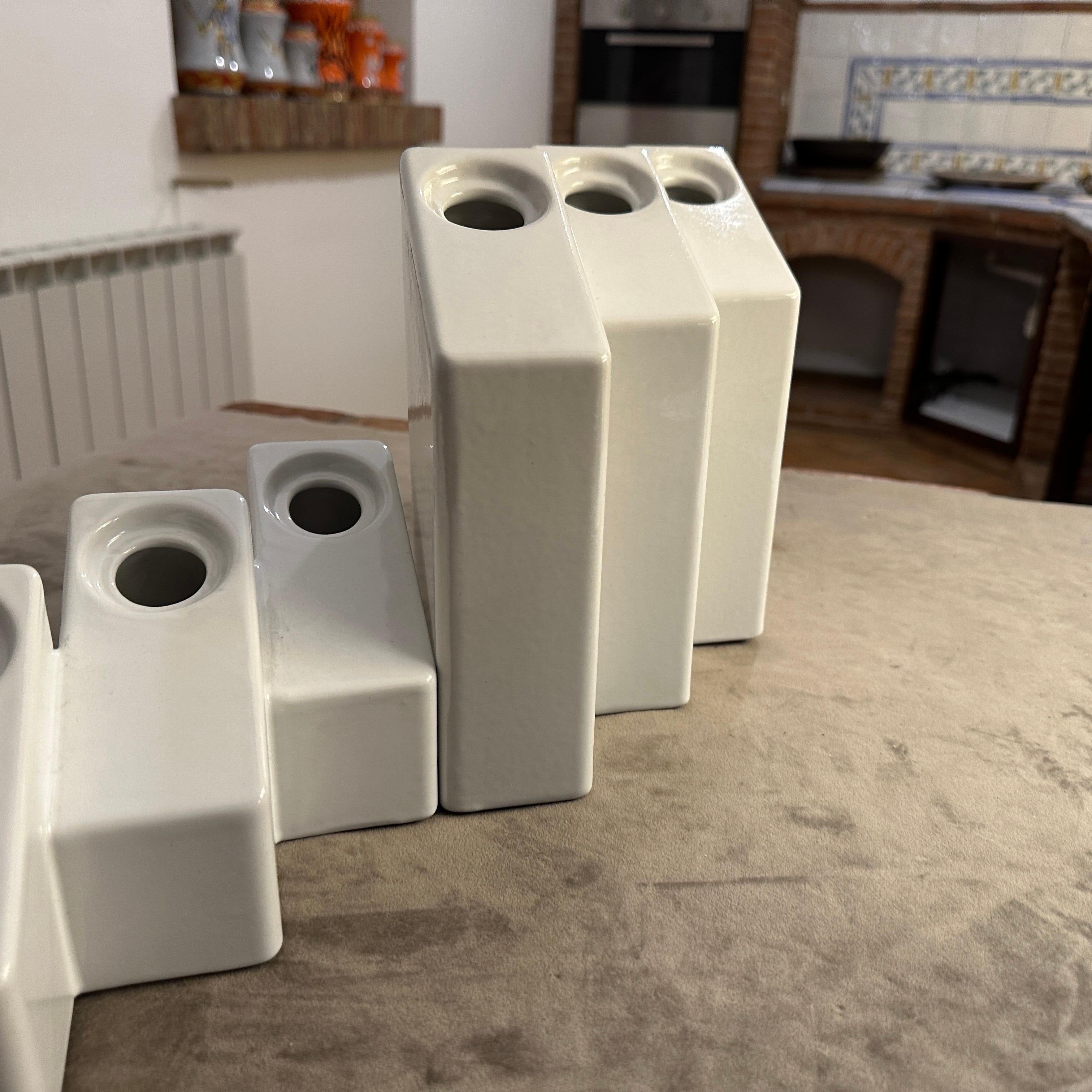 Dos jarrones de diseño moderno en cerámica blanca de los años 70, de Enzo Bicchioli para Il Picchio Cerámico en venta