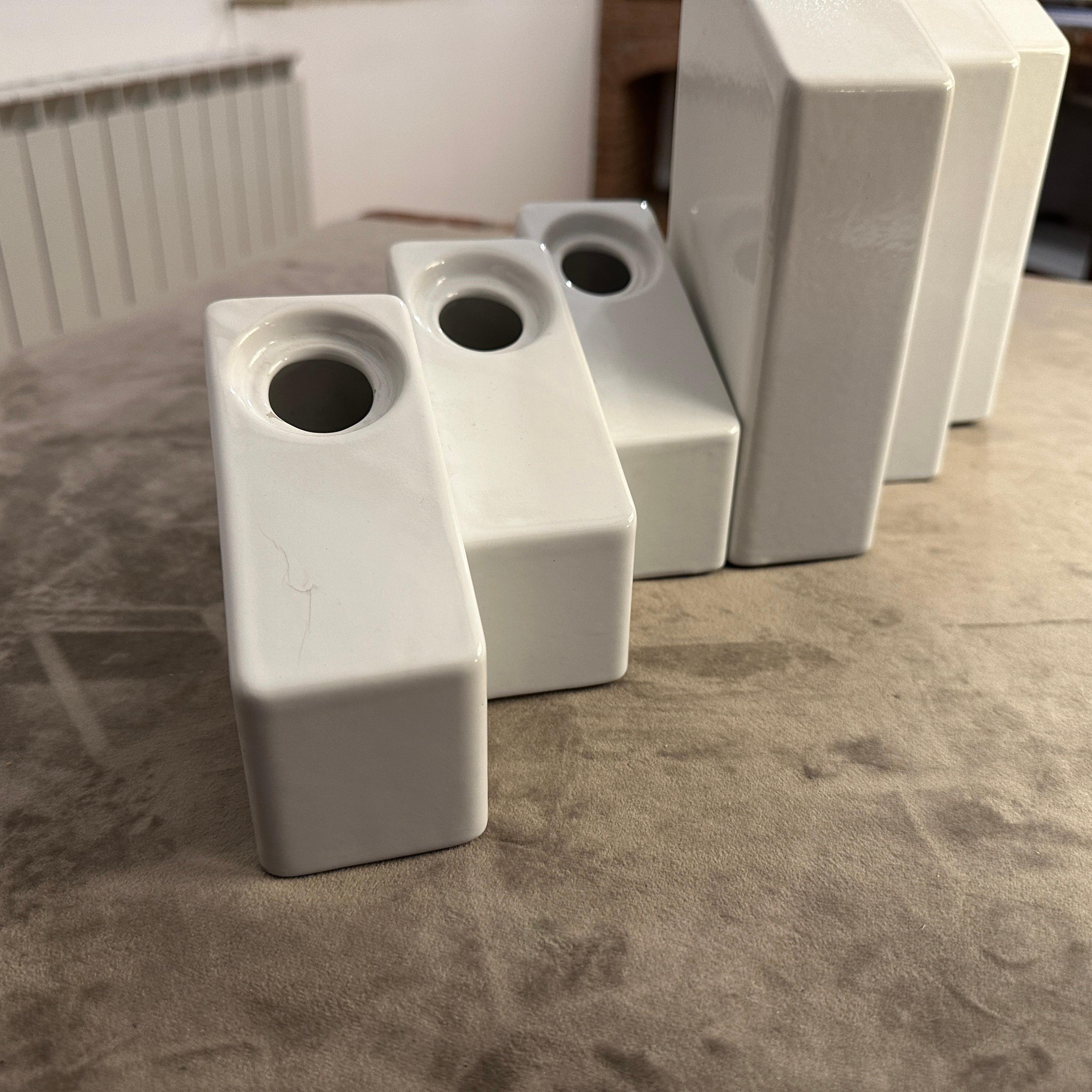 Dos jarrones de diseño moderno en cerámica blanca de los años 70, de Enzo Bicchioli para Il Picchio en venta 1