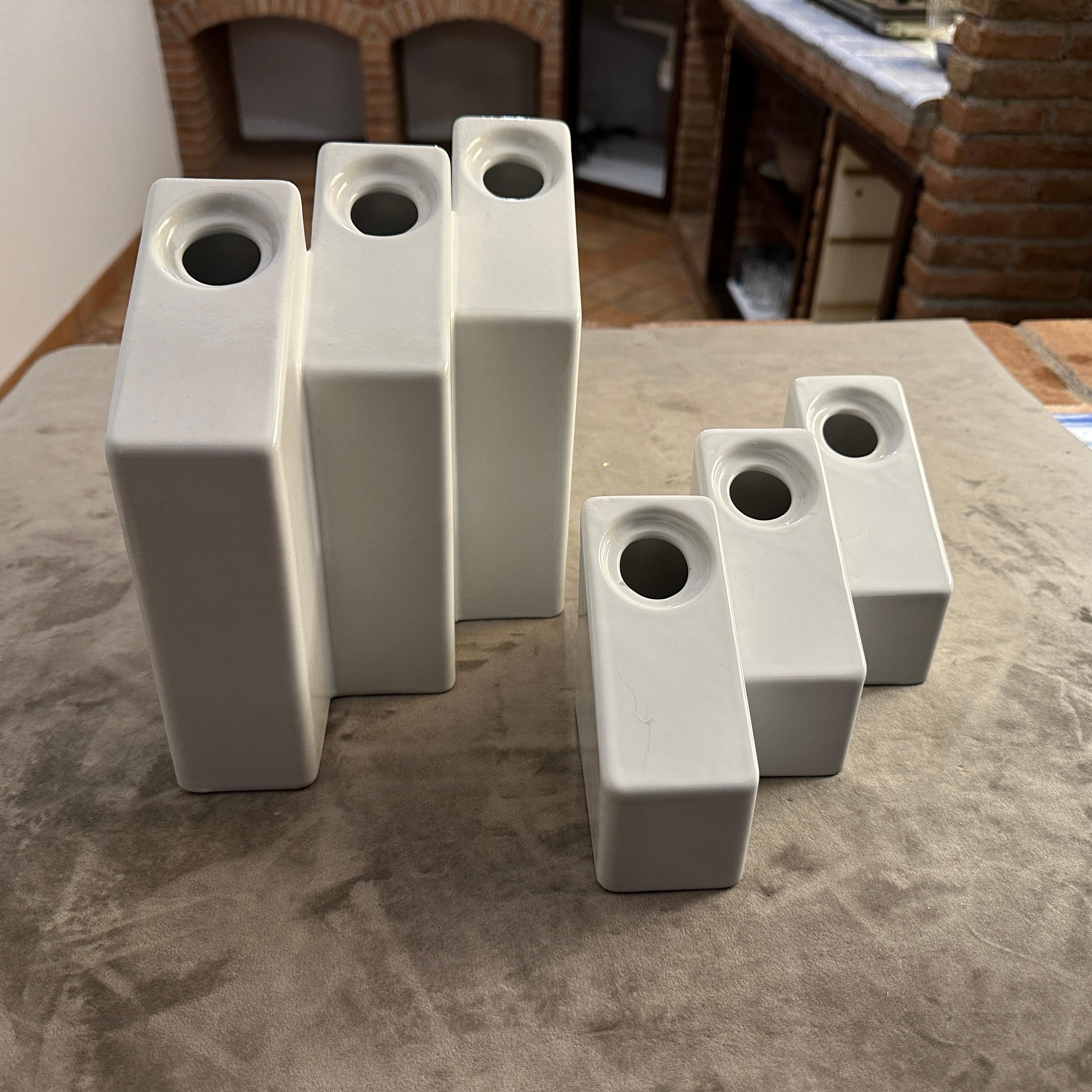 Dos jarrones de diseño moderno en cerámica blanca de los años 70, de Enzo Bicchioli para Il Picchio en venta 2