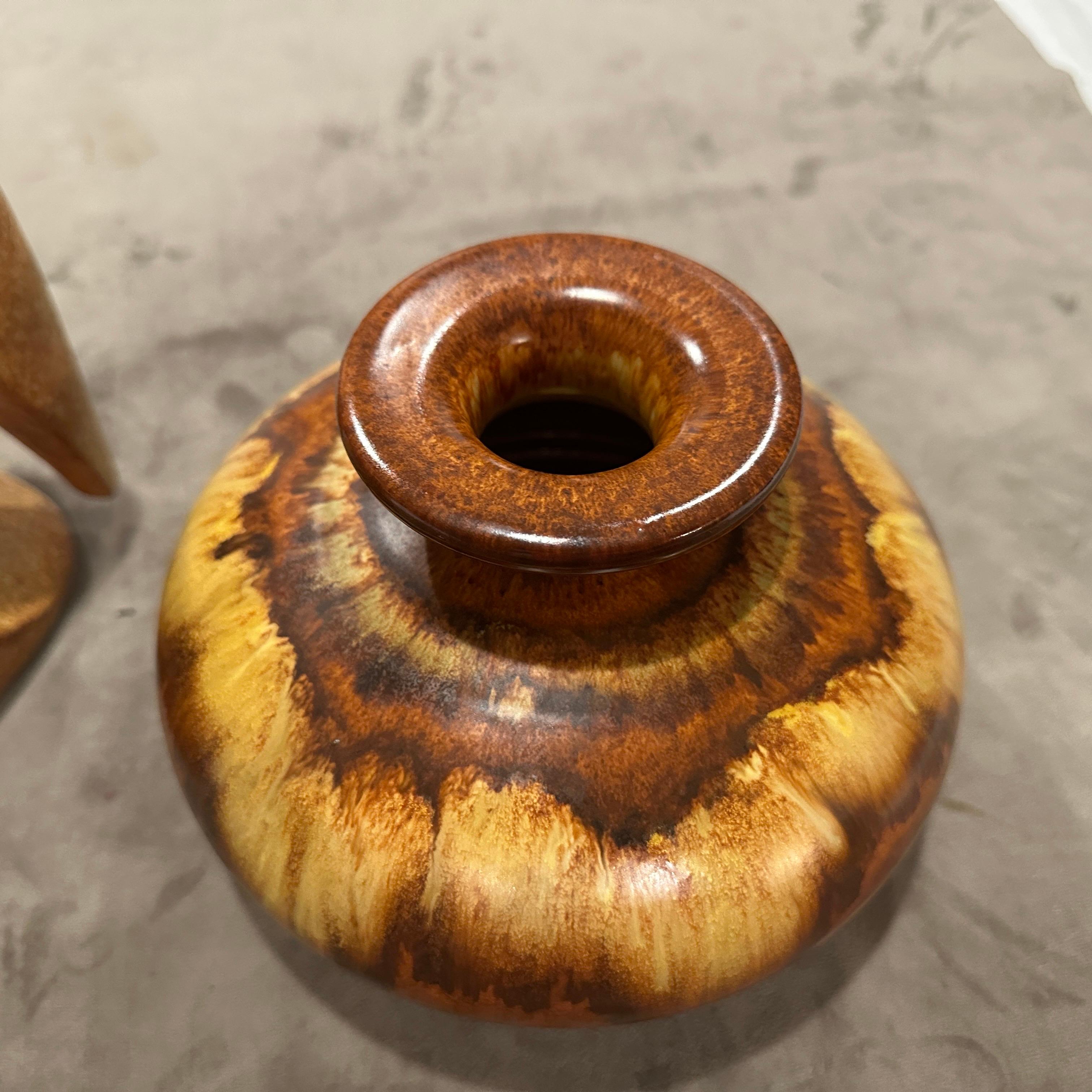 Vasi italiani modernisti anni '70 in ceramica marrone di Giovanni Bertoncello
Questa straordinaria coppia di vasi vintage in ceramica modernista italiana, disegnati dal famoso artista Giovanni Bertoncello negli anni '70, sono una testimonianza