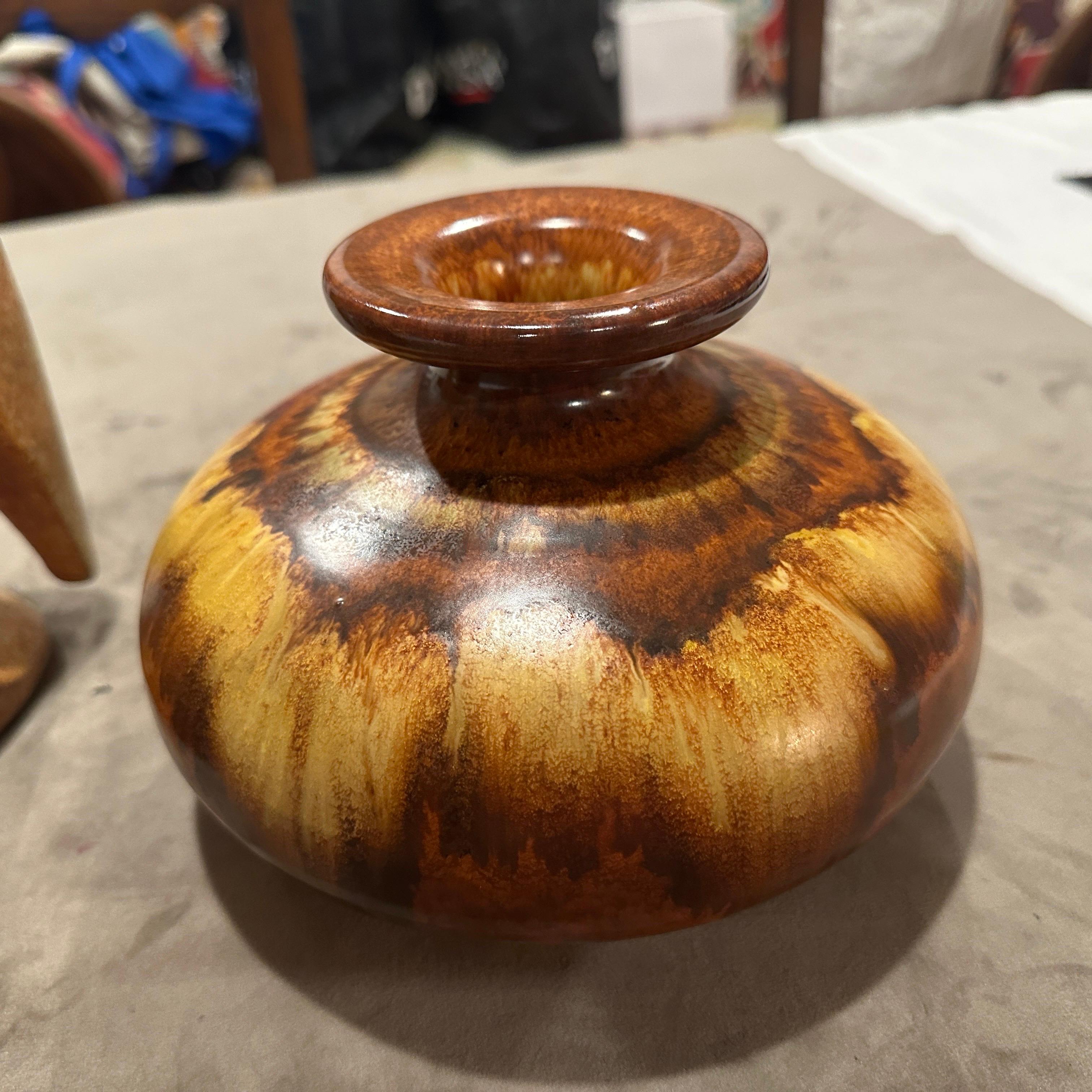 Organico moderno Due vasi modernisti degli anni '70 in ceramica marrone di Giovanni Bertoncello in vendita