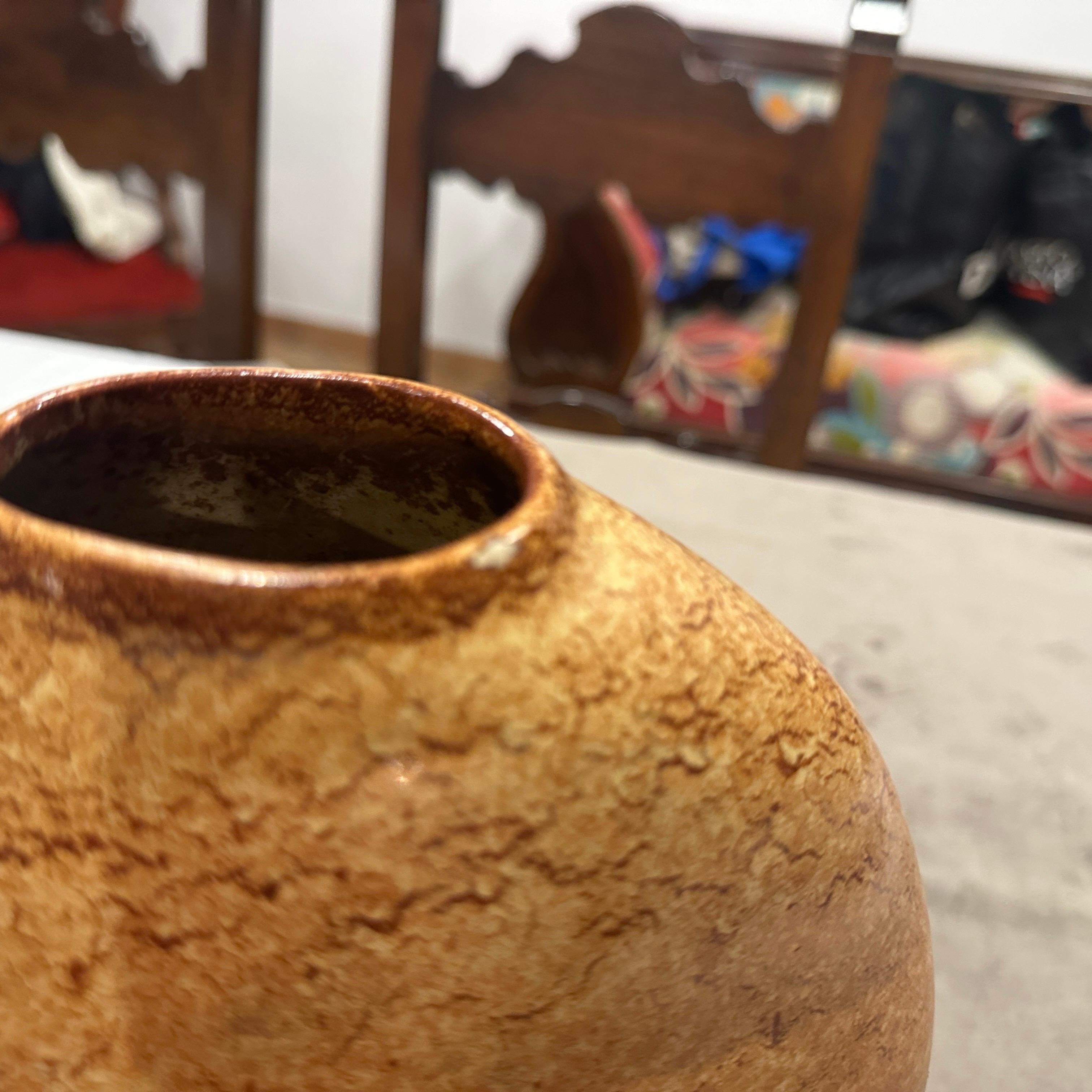 XX secolo Due vasi modernisti degli anni '70 in ceramica marrone di Giovanni Bertoncello in vendita