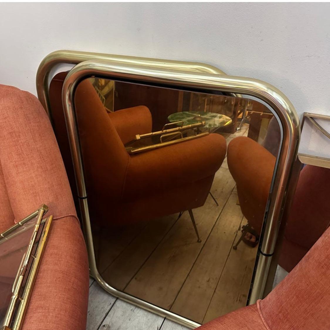 Dos espejos de pared de metal dorado y cristal rosa de la Edad Espacial de los años 70 por Cristal Arte Italiano en venta