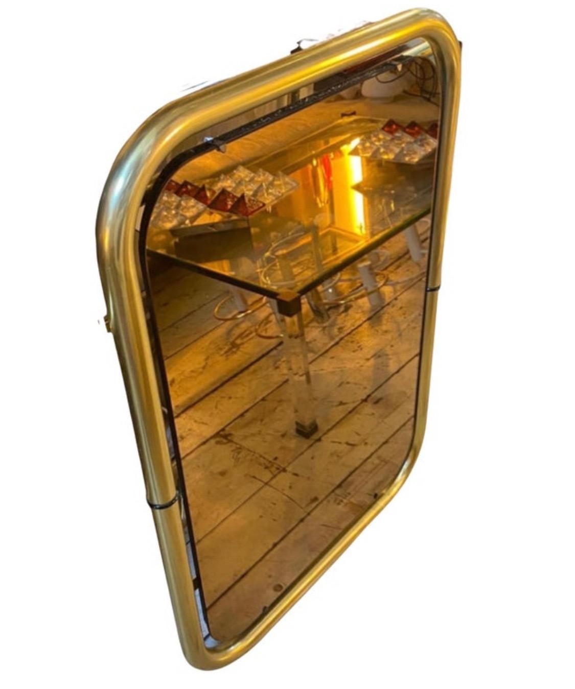 Dos espejos de pared de metal dorado y cristal rosa de la Edad Espacial de los años 70 por Cristal Arte siglo XX en venta