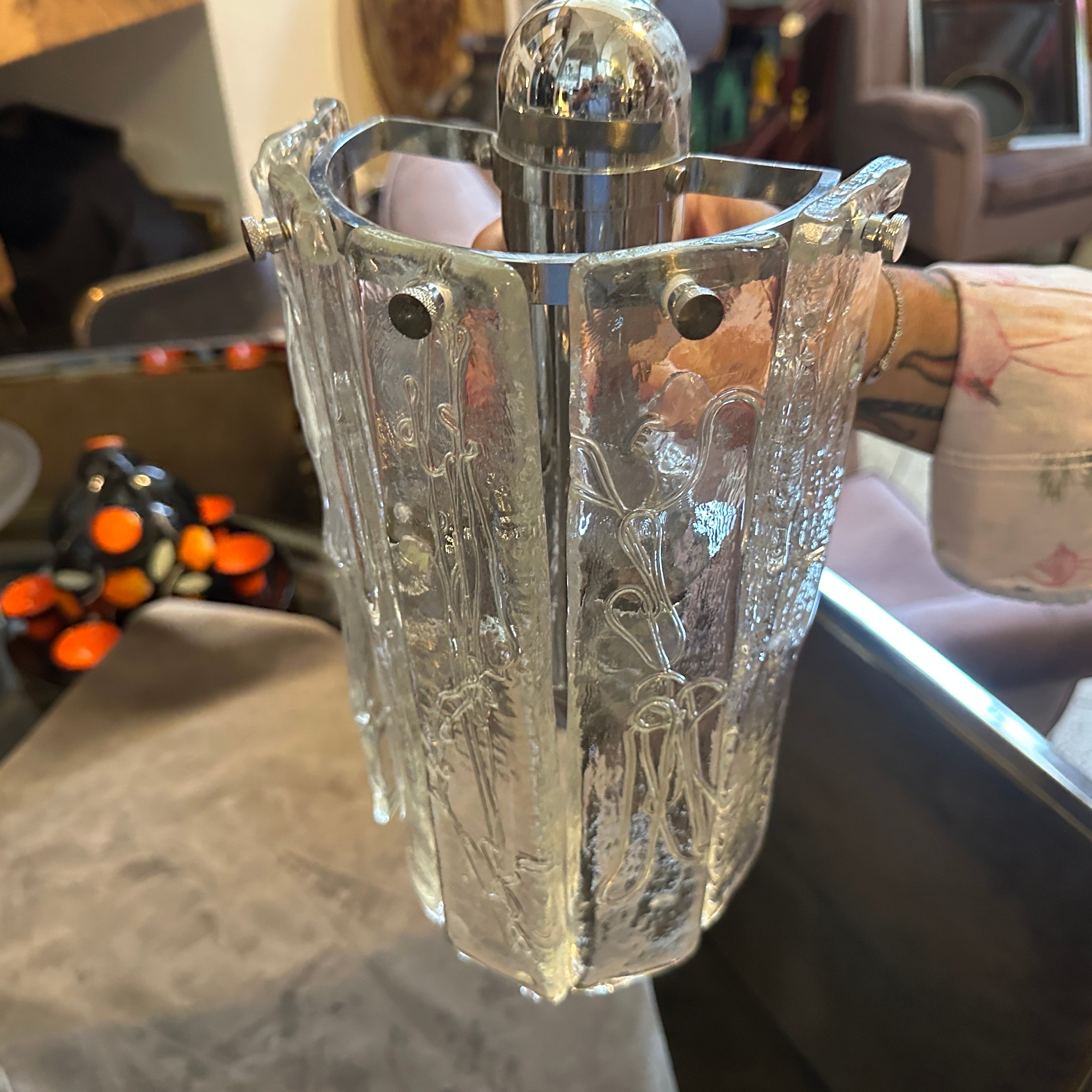 Llamativa pareja de apliques de pared de acero y cristal de Murano de la Space Age de los años 70, de La Murrina
Este cautivador par de apliques de pared vintage han sido fabricados con maestría en Murano, Italia, por los renombrados vidrieros La