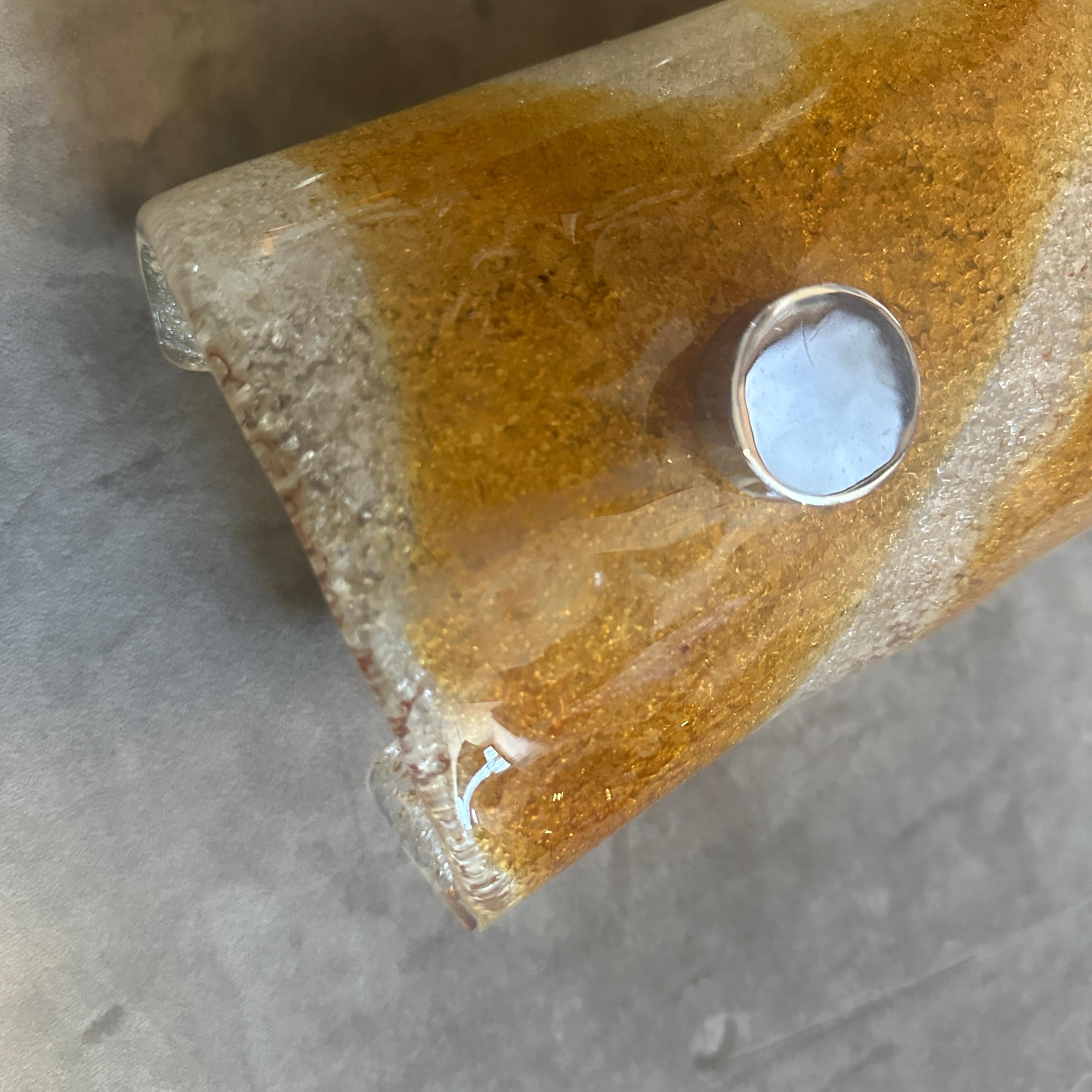 Fatto a mano Due lampade da parete italiane degli anni '70 in vetro di Murano bianco e marrone e acciaio, di tipo Space Age in vendita