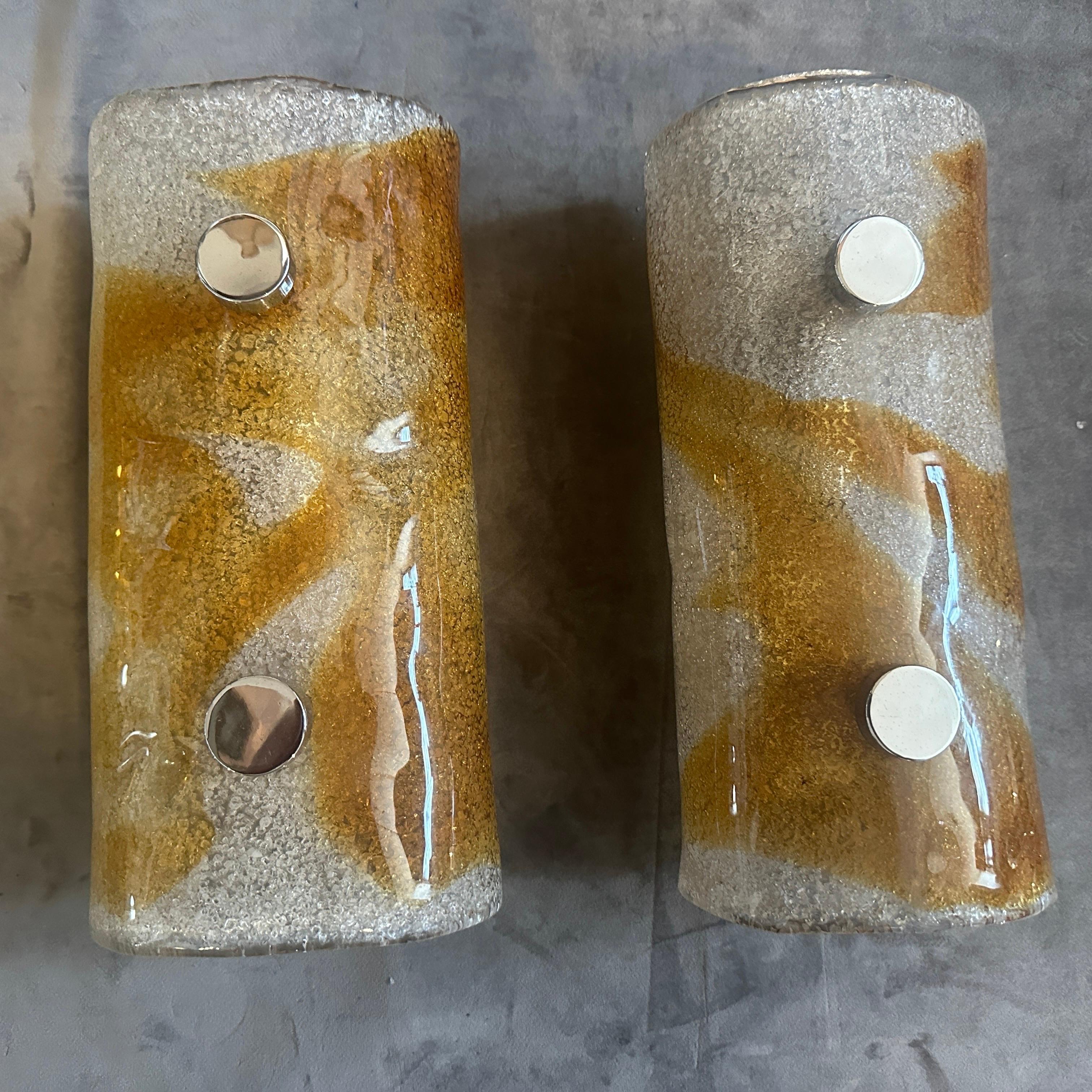 Due lampade da parete italiane degli anni '70 in vetro di Murano bianco e marrone e acciaio, di tipo Space Age In condizioni ottime in vendita a Aci Castello, IT