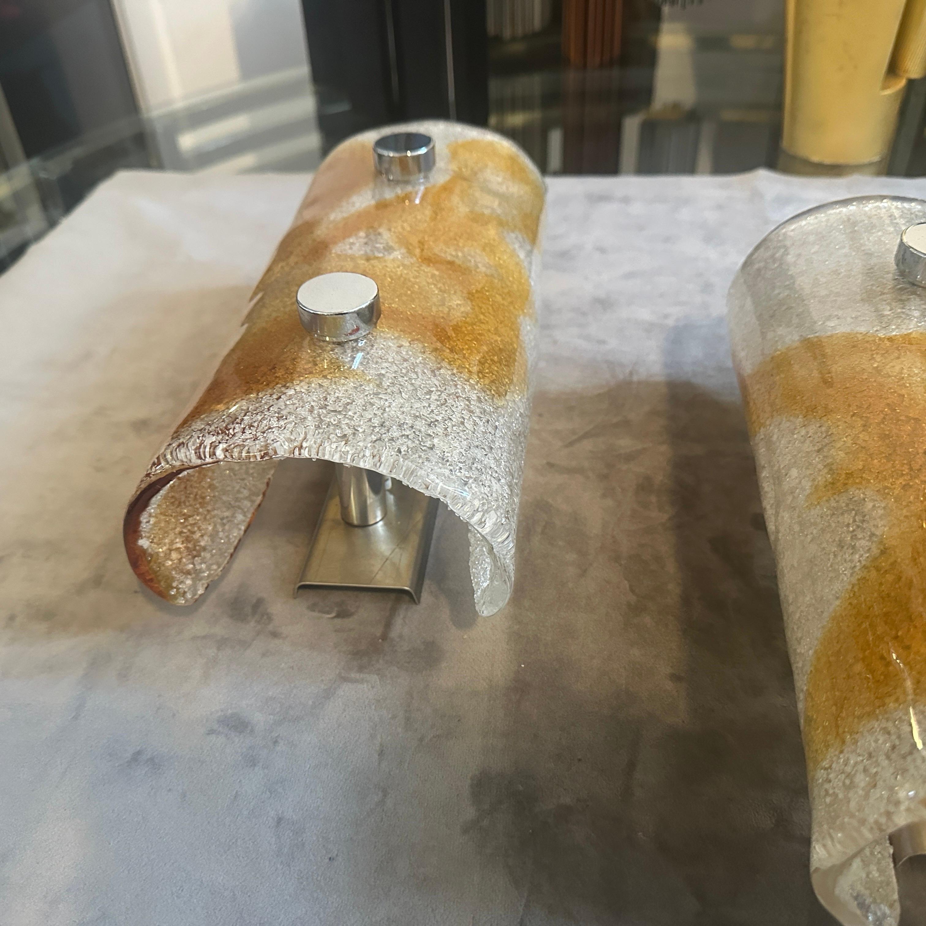 Due lampade da parete italiane degli anni '70 in vetro di Murano bianco e marrone e acciaio, di tipo Space Age in vendita 1