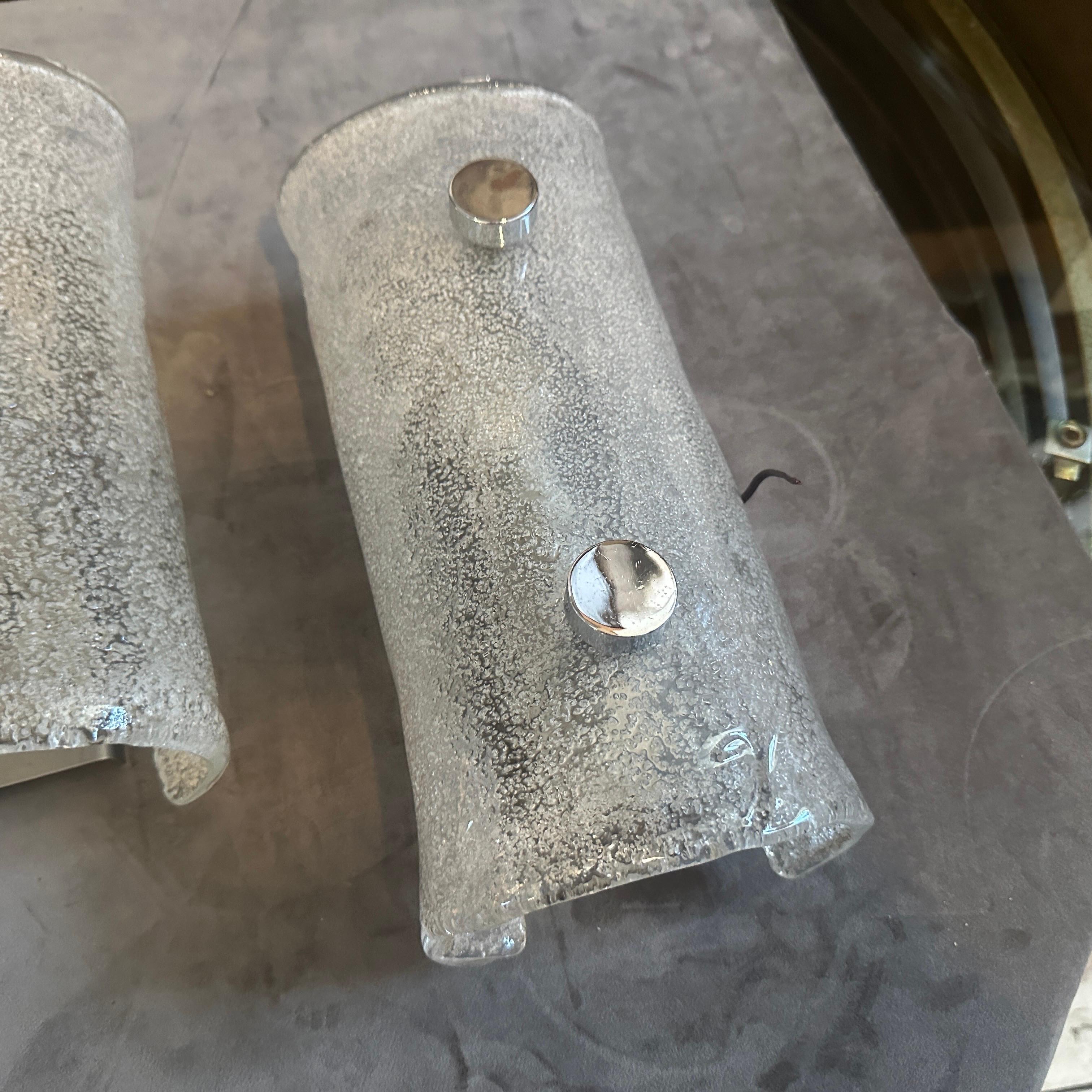Dos Apliques de Pared Italianos de Cristal de Murano Pulegoso Blanco y Acero de la Space Age de los años 70 Moderno de mediados de siglo en venta