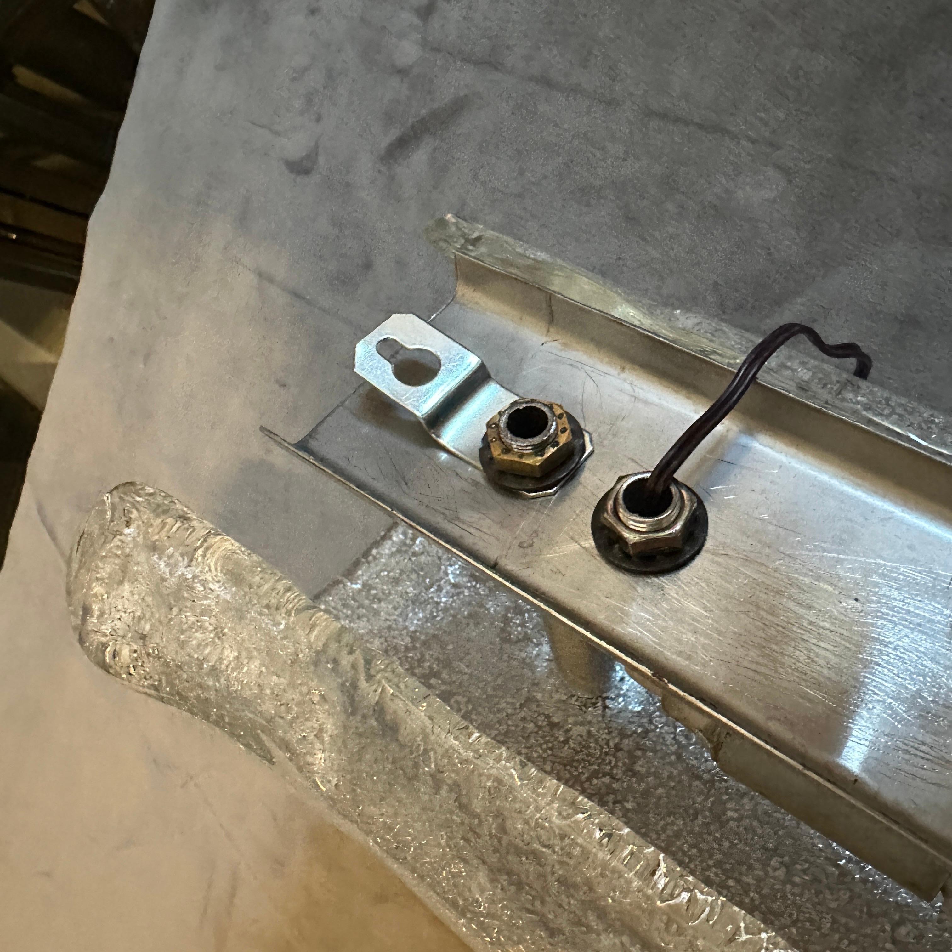 Dos Apliques de Pared Italianos de Cristal de Murano Pulegoso Blanco y Acero de la Space Age de los años 70 Hecho a mano en venta