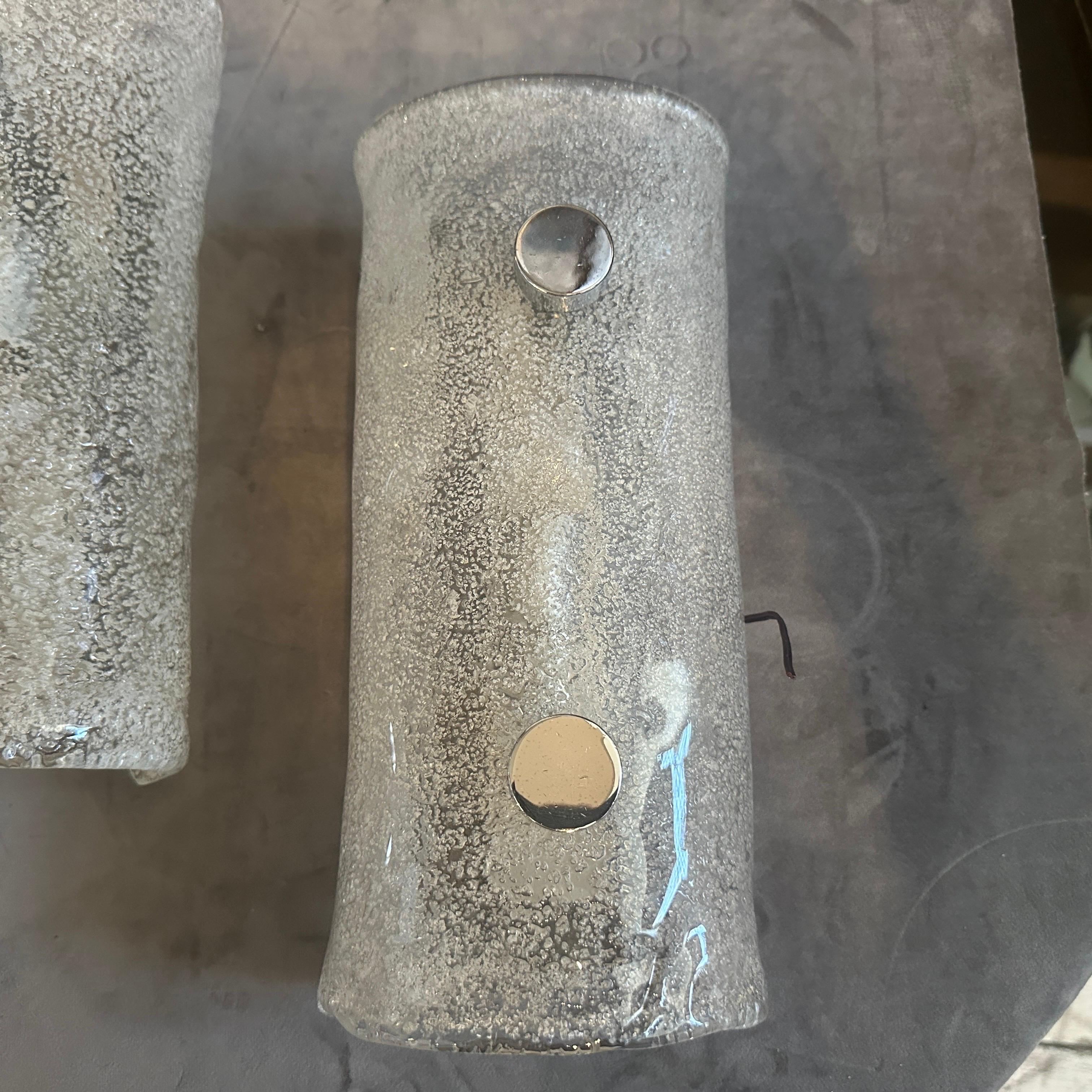Dos Apliques de Pared Italianos de Cristal de Murano Pulegoso Blanco y Acero de la Space Age de los años 70 en Excelente estado para la venta en Aci Castello, IT