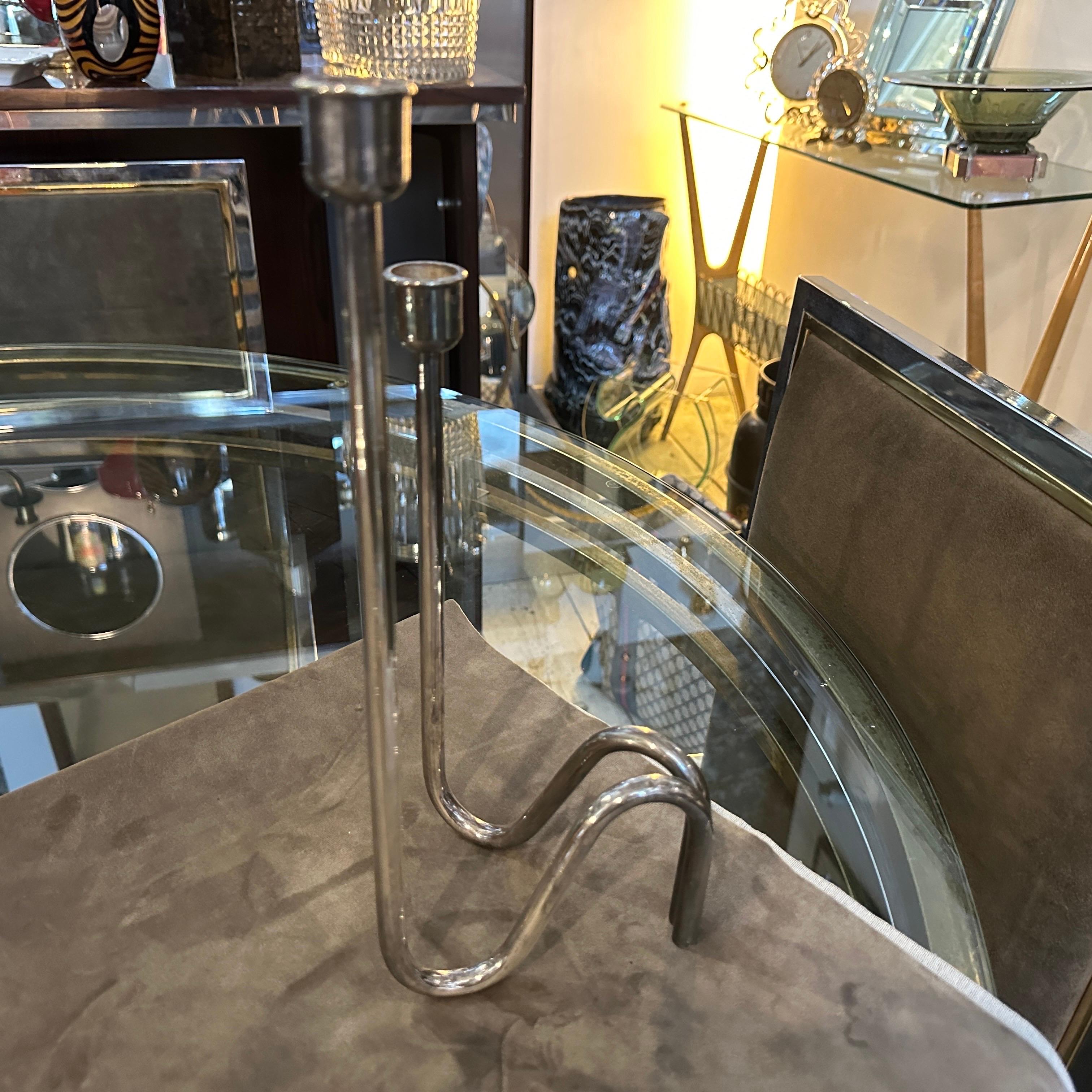 Due portacandele in argento disegnati da Lino Sabattini e prodotti da Sabattini Argenteria negli anni Ottanta. Sono stati prodotti in Italia con un marchio su un lato, sono in ottime condizioni. Questi candelabri di Lino Sabattini sono un'aggiunta