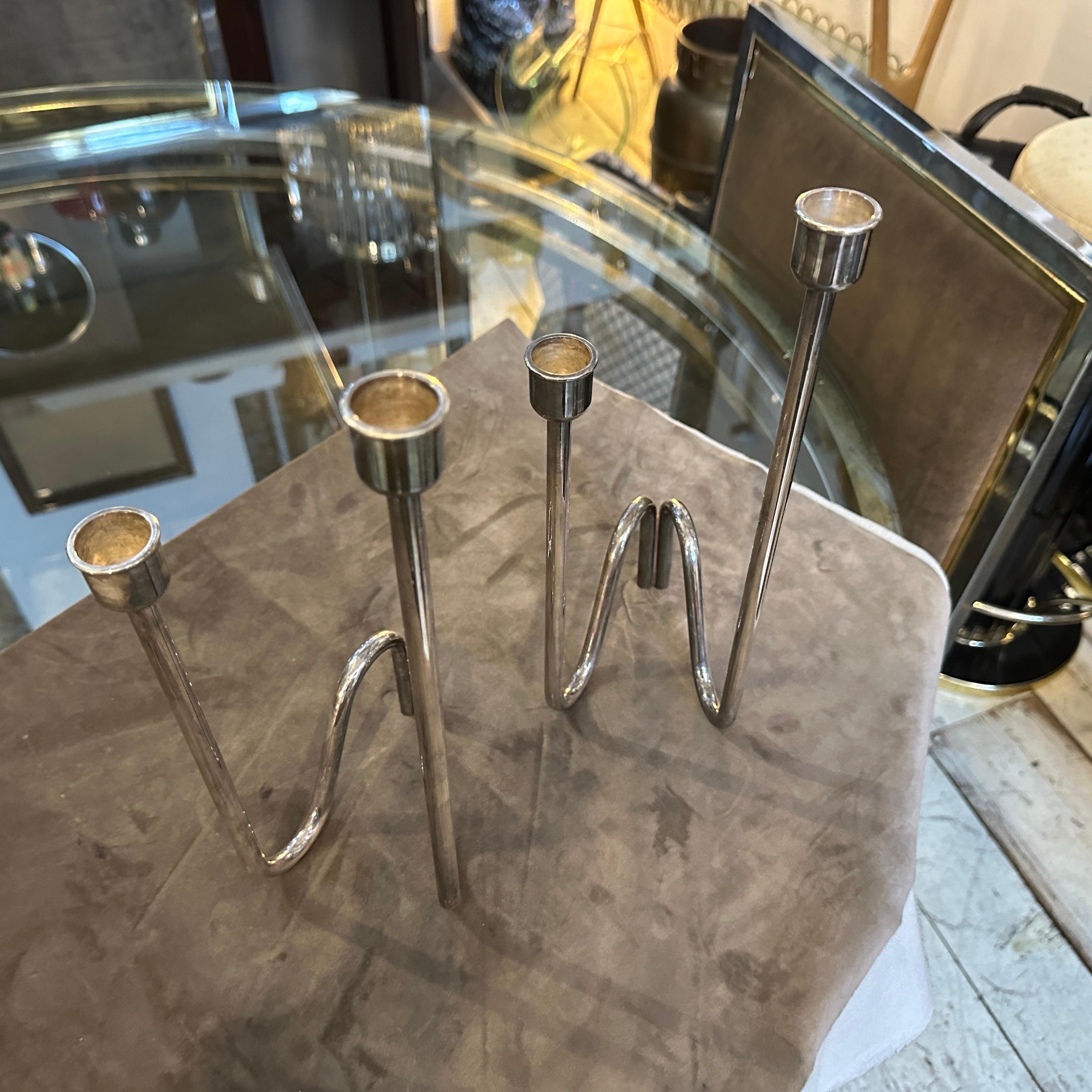 Italiano Due iconici candelabri minimalisti Lino Sabattini degli anni '80 placcati in argento in vendita