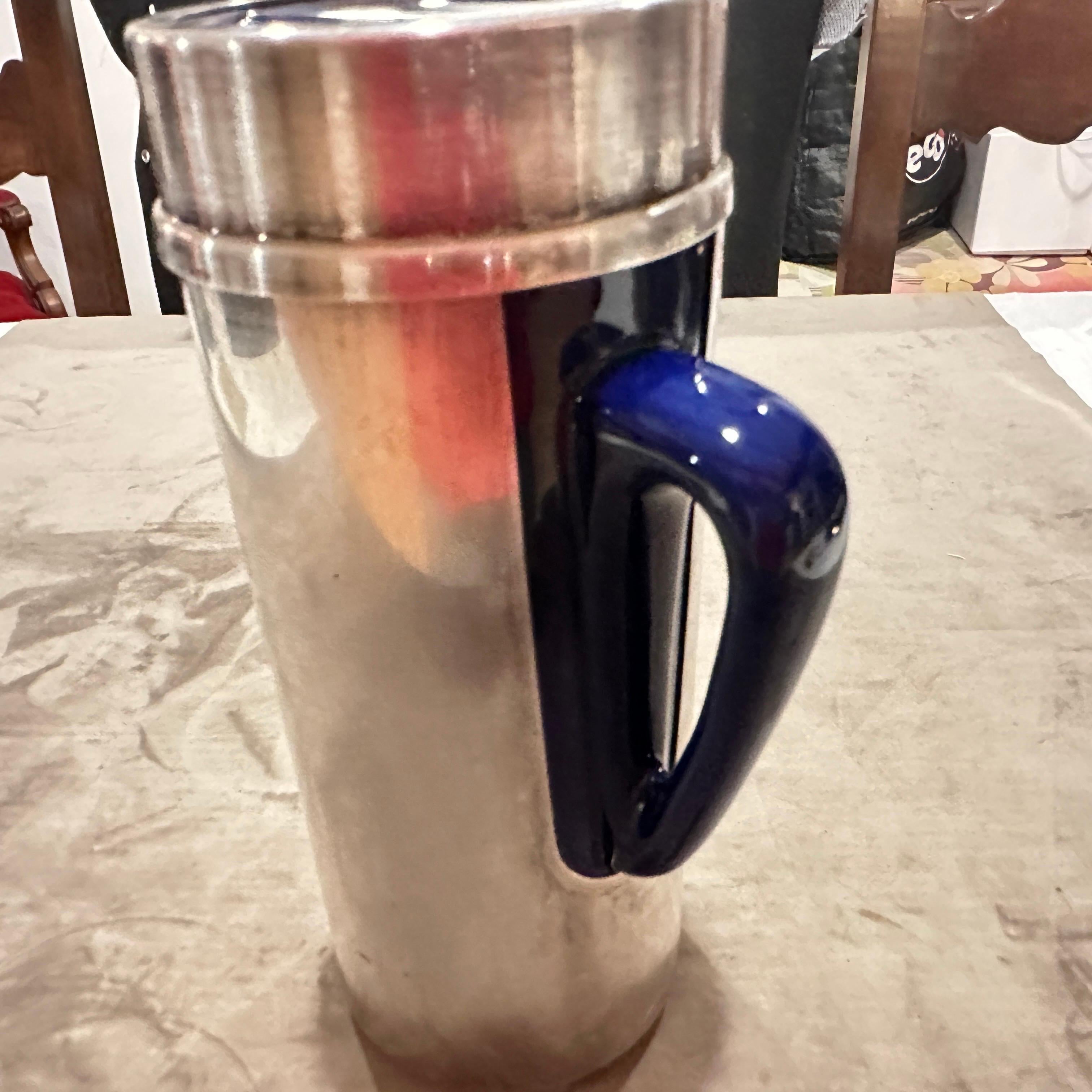 Deux pots à café en métal argenté et céramique bleue de style Lino Sabattini des années 1980 en vente 3