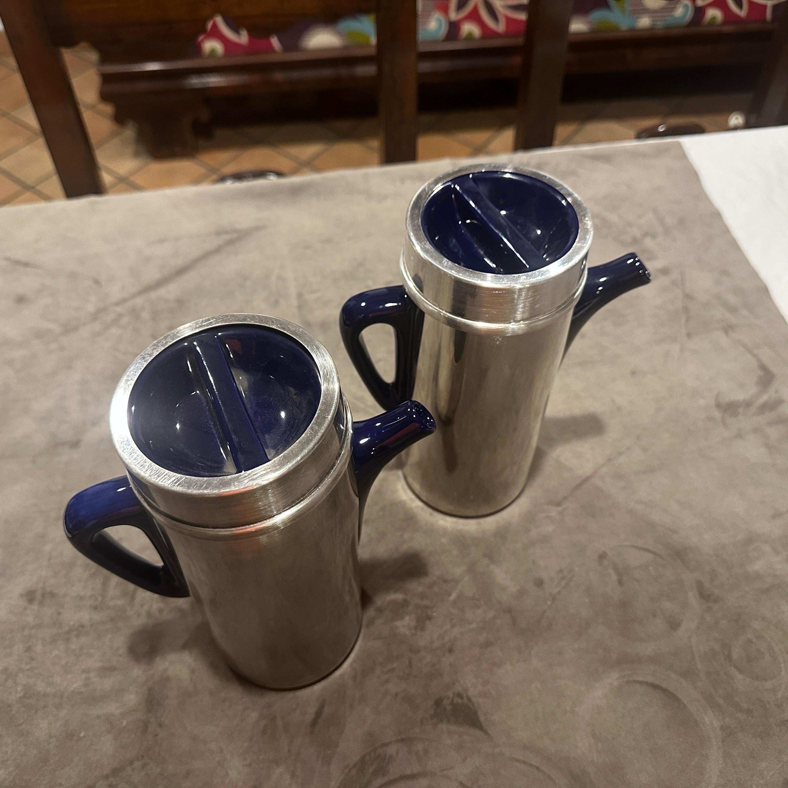 Deux pots à café en métal argenté et céramique bleue de style Lino Sabattini des années 1980 en vente 6