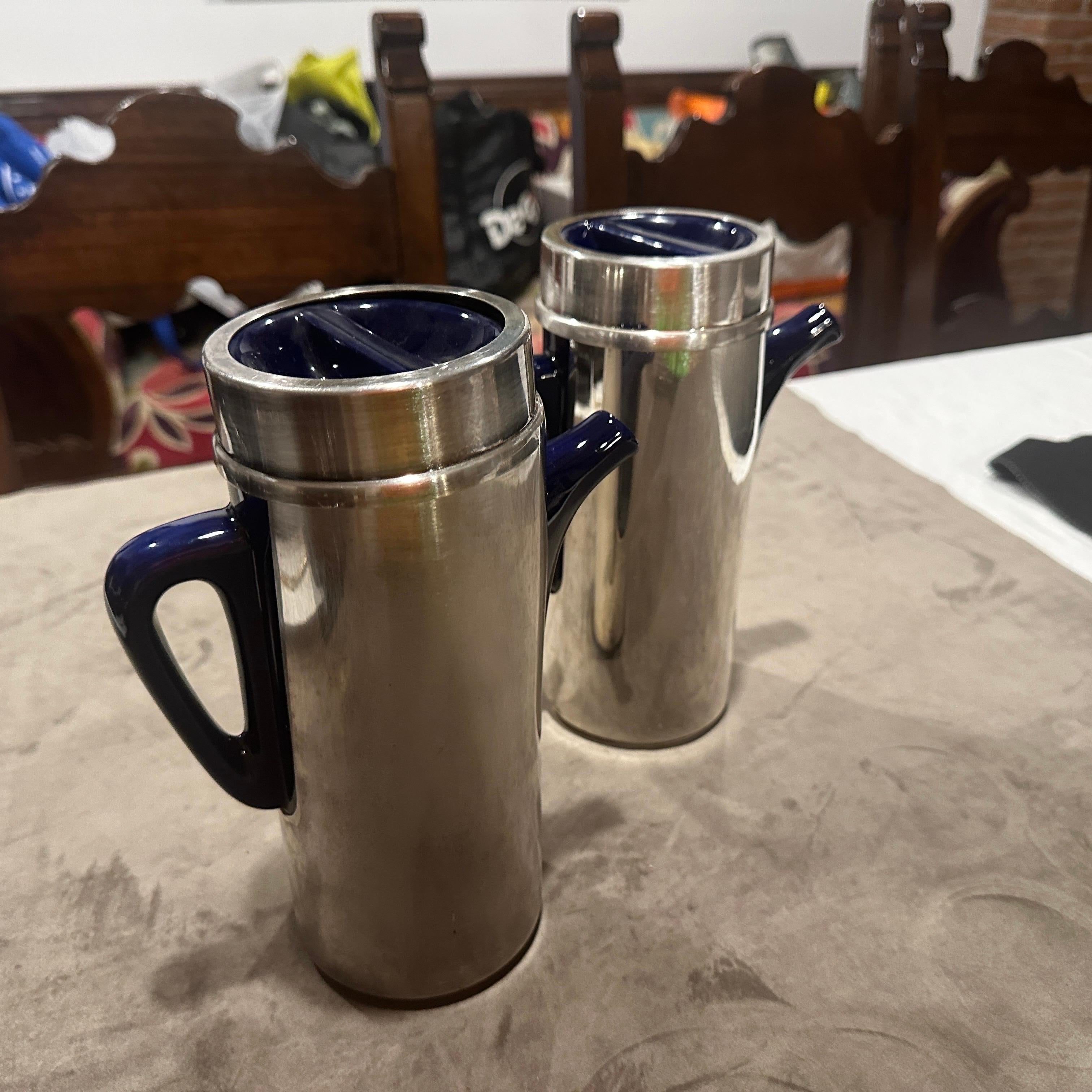 Deux pots à café en métal argenté et céramique bleue de style Lino Sabattini des années 1980 en vente 8