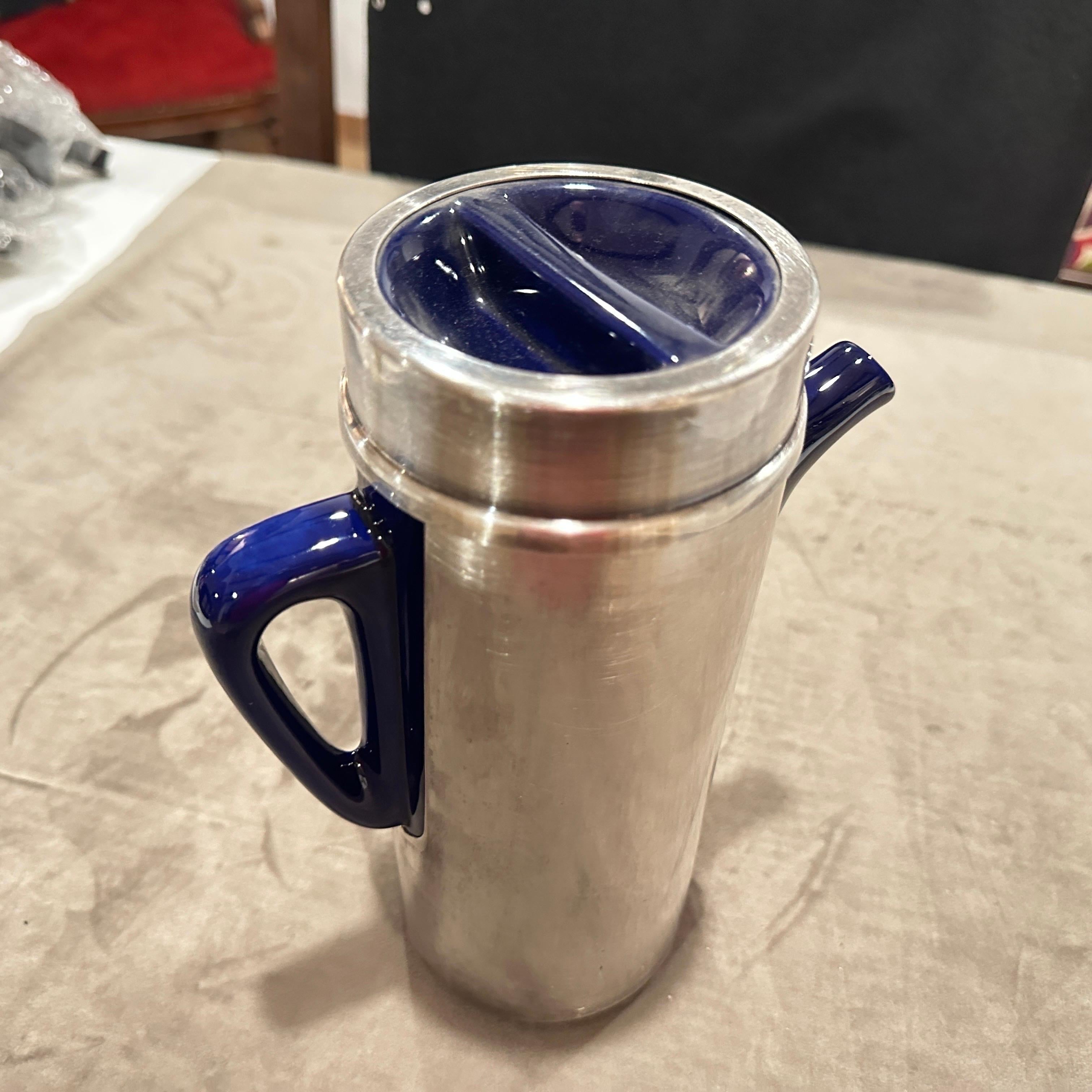 italien Deux pots à café en métal argenté et céramique bleue de style Lino Sabattini des années 1980 en vente