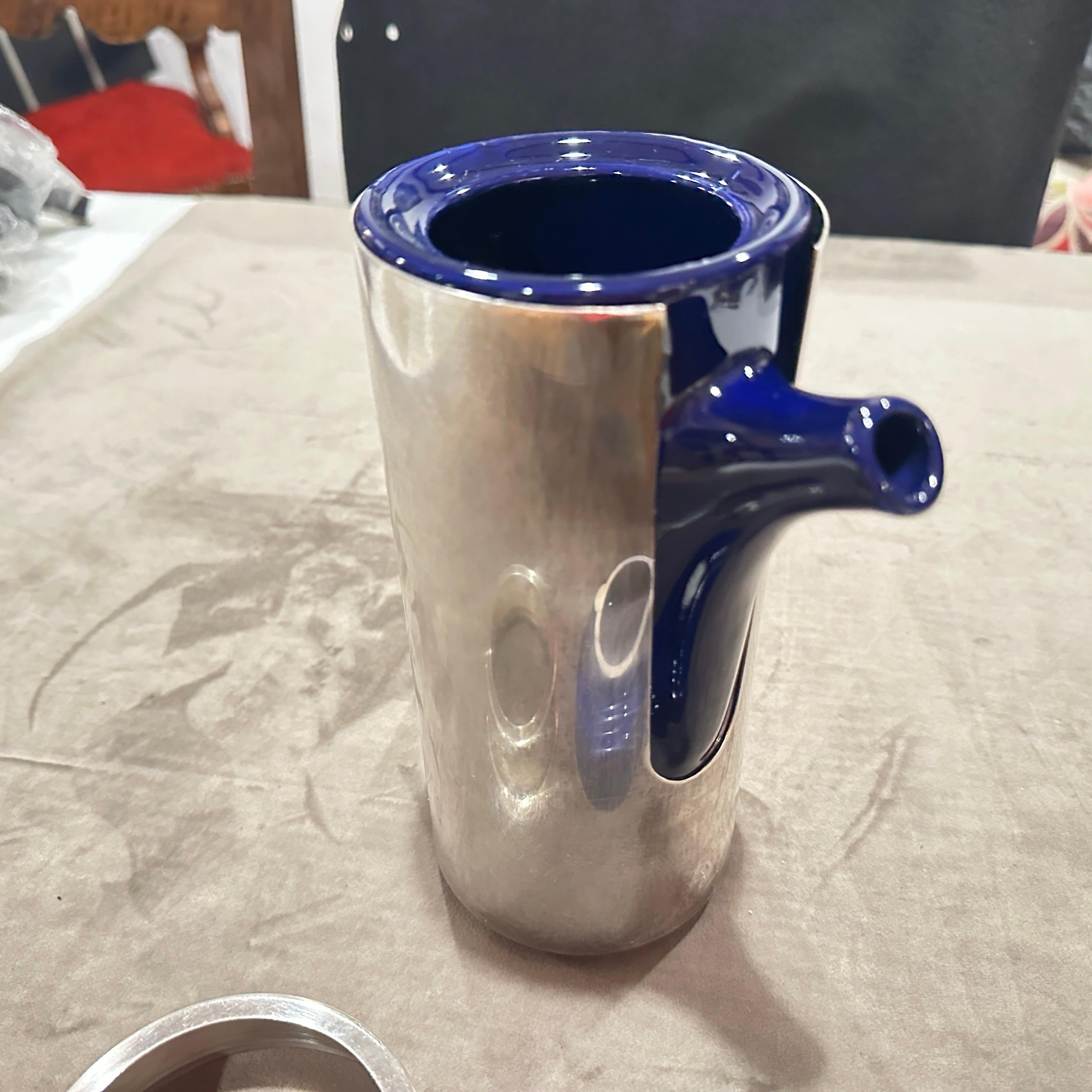 20ième siècle Deux pots à café en métal argenté et céramique bleue de style Lino Sabattini des années 1980 en vente