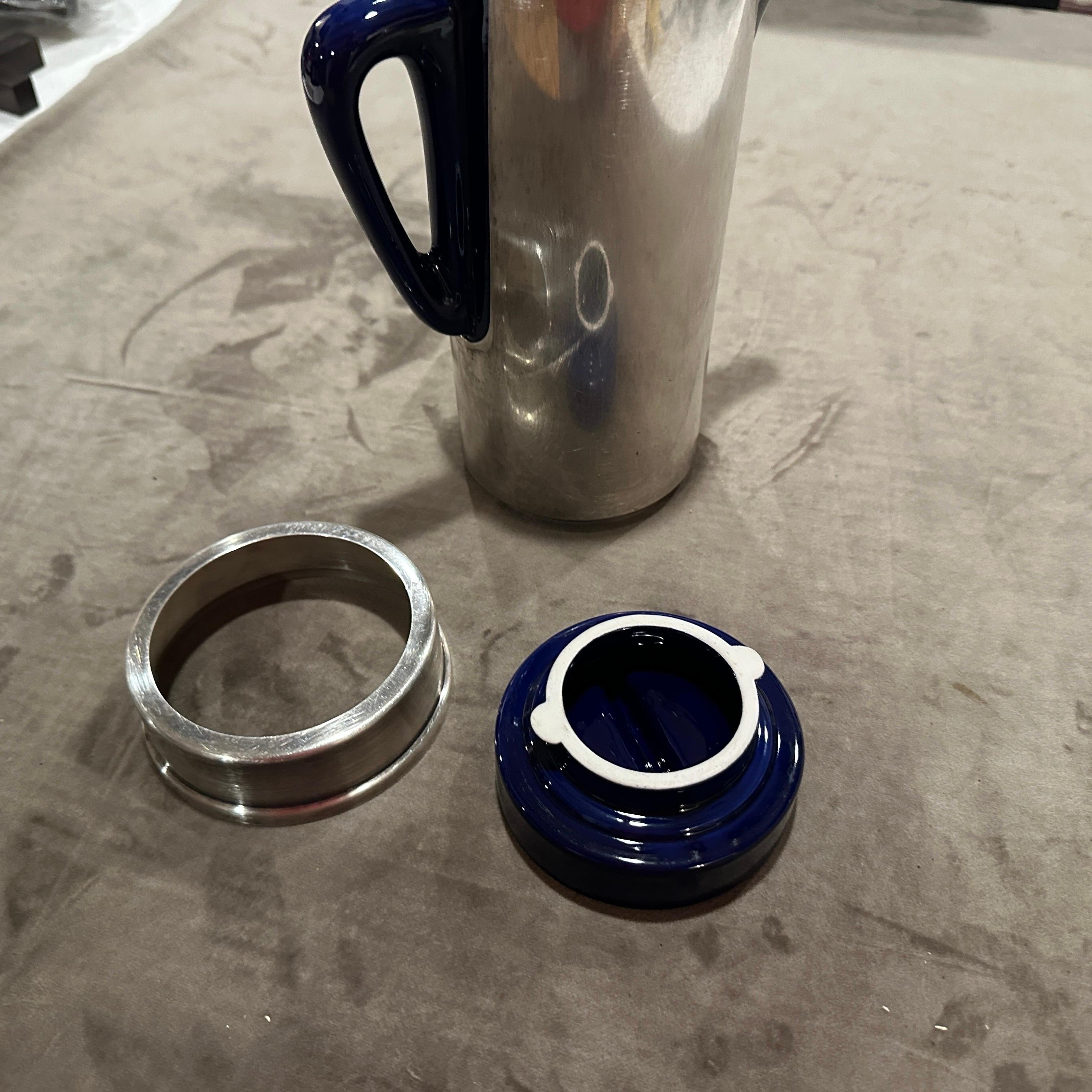 Plaqué argent Deux pots à café en métal argenté et céramique bleue de style Lino Sabattini des années 1980 en vente