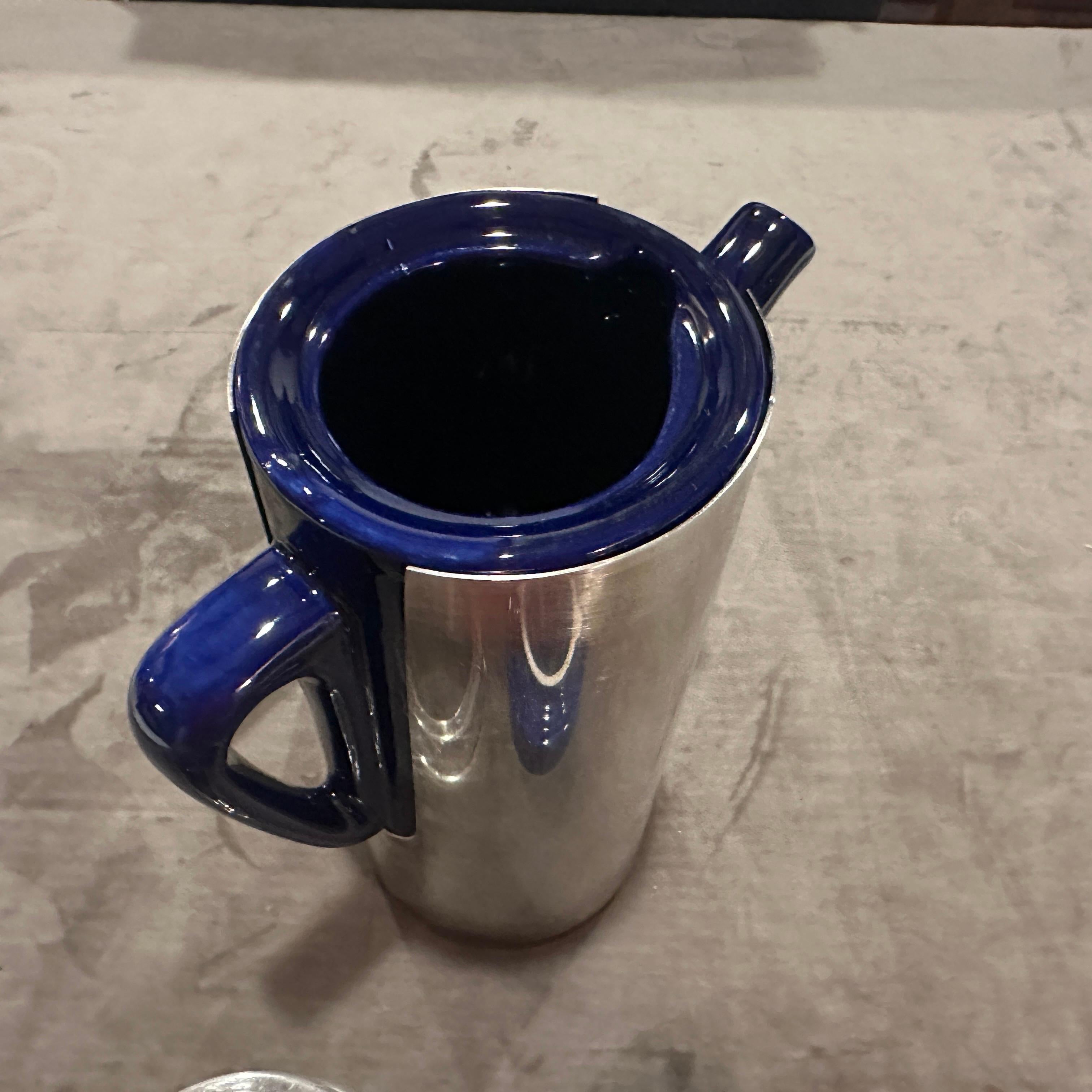 Deux pots à café en métal argenté et céramique bleue de style Lino Sabattini des années 1980 en vente 1
