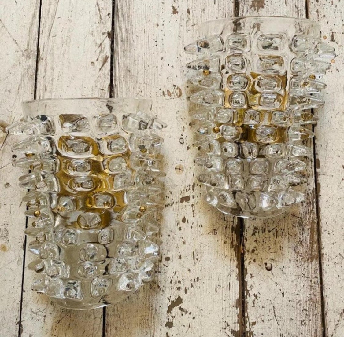 Ein Paar Mid-Century Modern rostrato transparente Murano-Glas Wandleuchten handgefertigt in Italien im Stil der berühmten Hersteller Barovier, dass diese besondere Glasbearbeitung durch große Licht reflektierende Punkte, mit einer besonderen