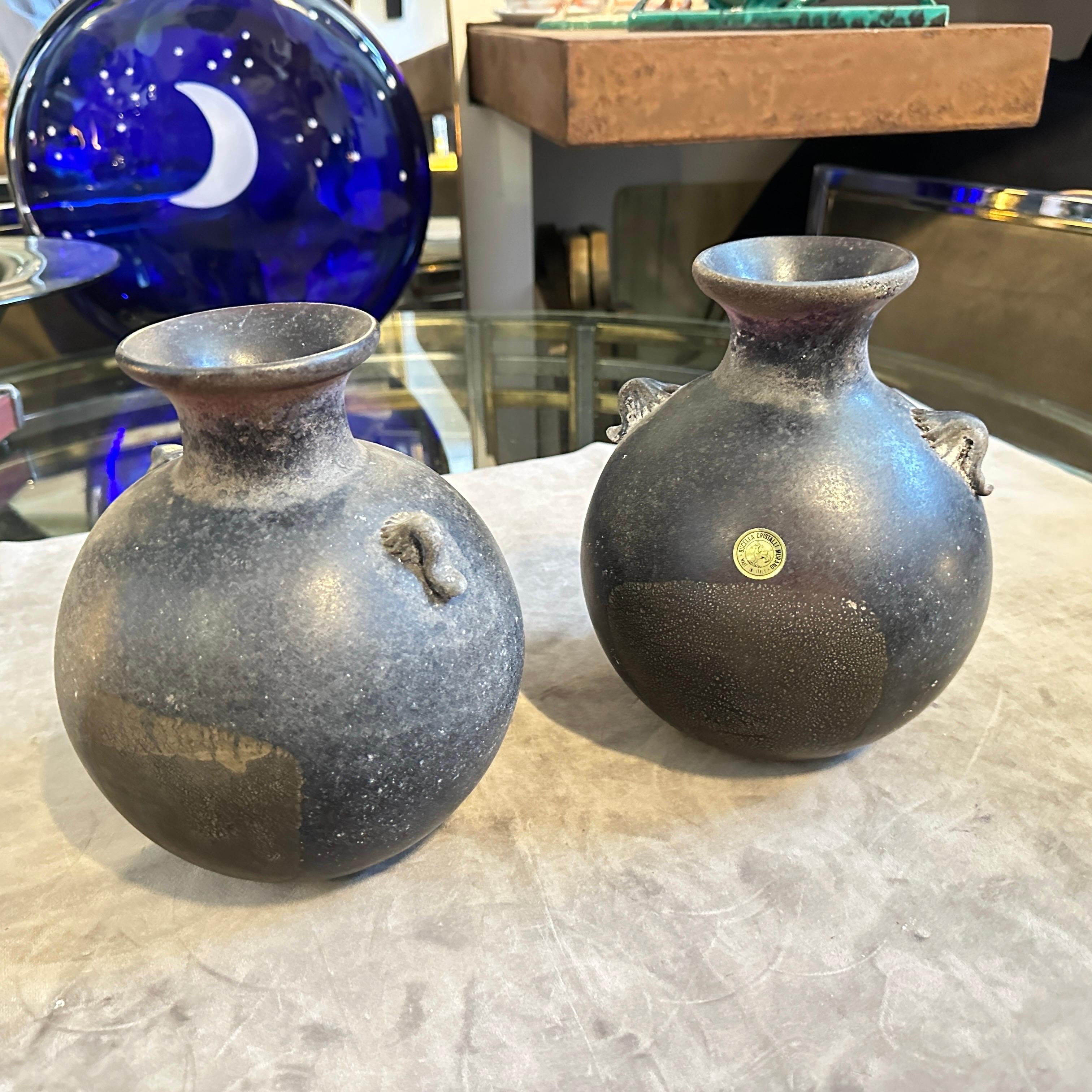 Dos jarrones modernos de cristal de Murano Scavo negro y dorado de los años 80, de Bucella Cristalli Italiano en venta