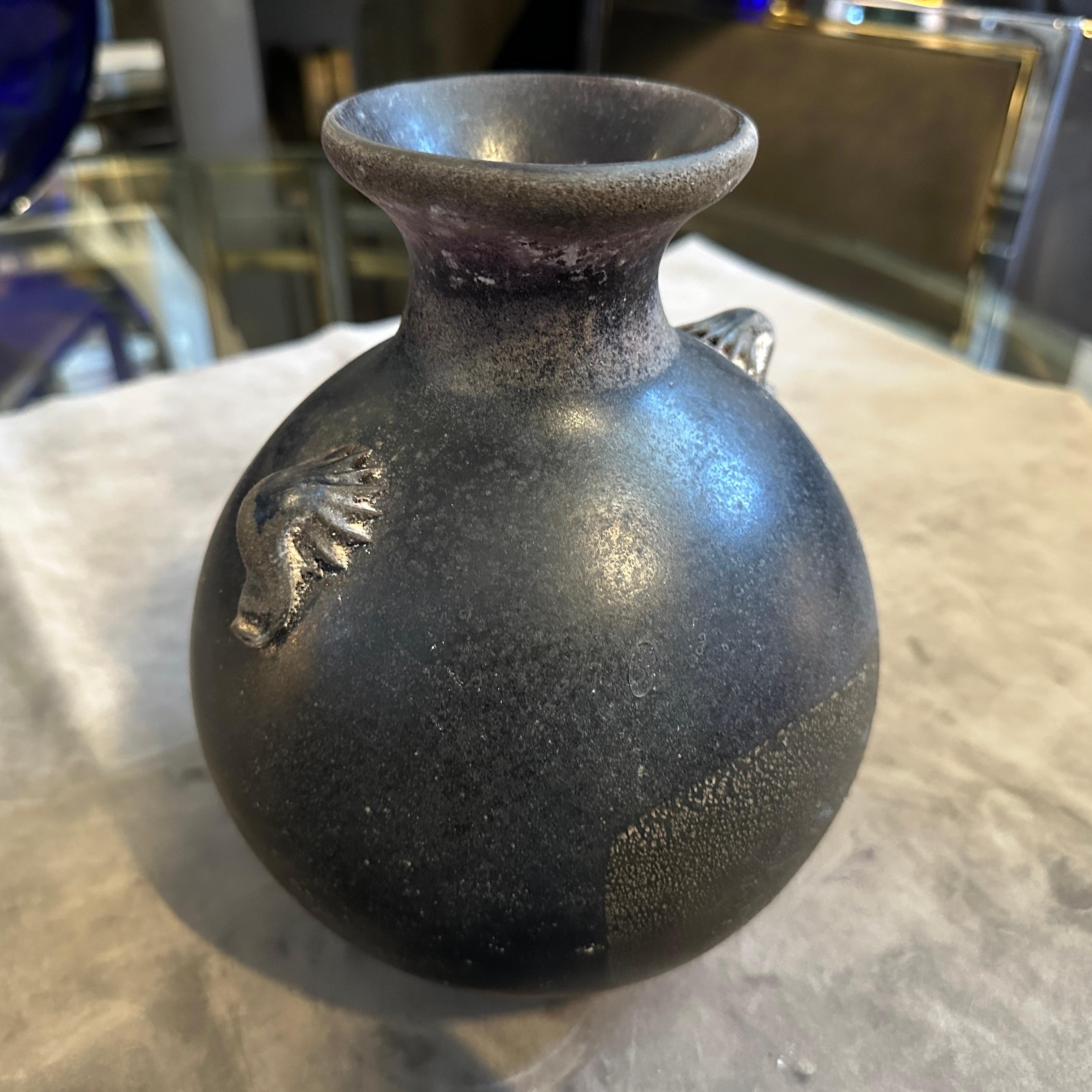 Dos jarrones modernos de cristal de Murano Scavo negro y dorado de los años 80, de Bucella Cristalli siglo XX en venta