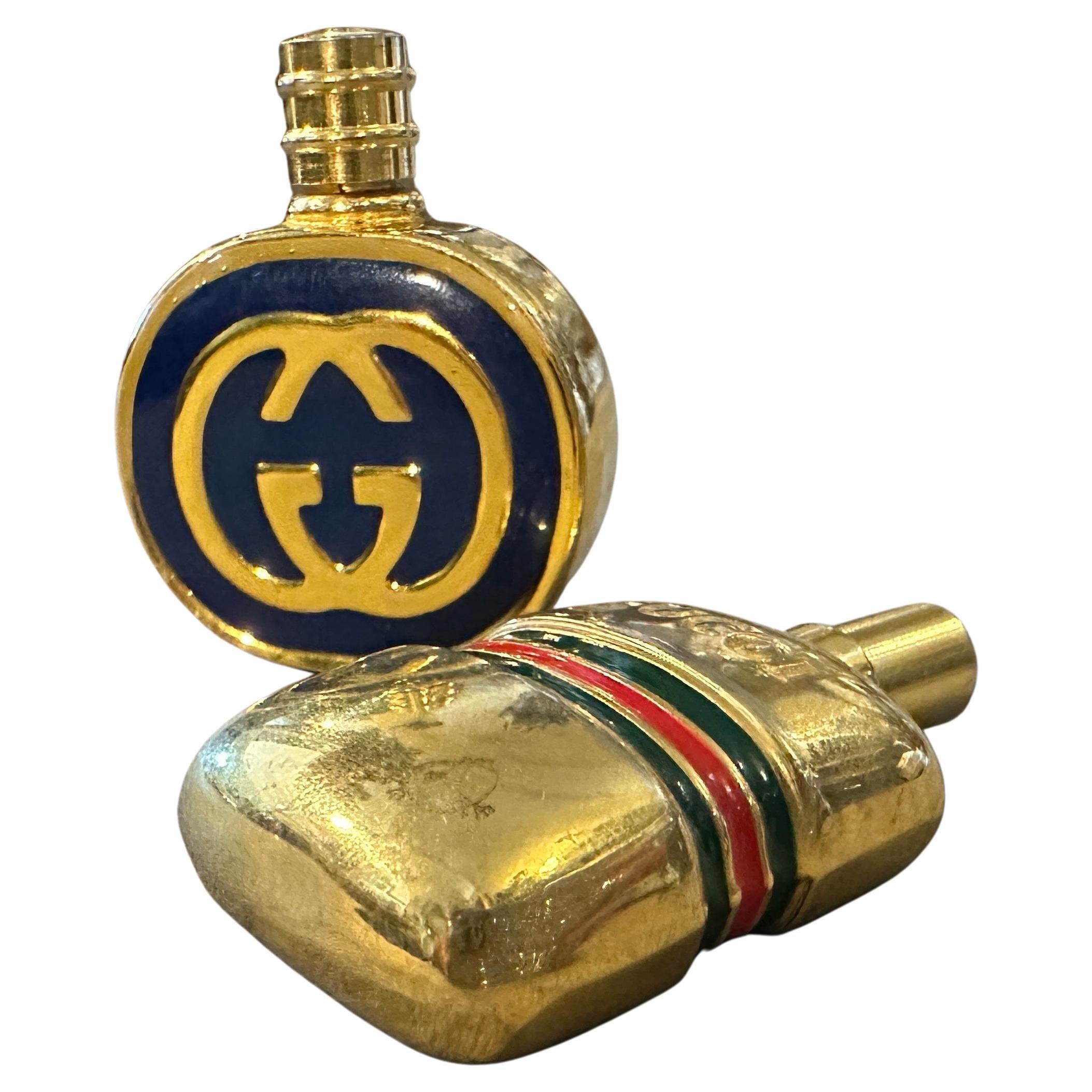 Vintage anni '80 Gucci: flaconi di profumo moderni in ottone e smalto (set di 2)
Un raro ed elegante set di due bottiglie di profumo vintage dell'iconico marchio di lusso Gucci. Risalenti agli anni '80, questi pezzi rappresentano perfettamente lo