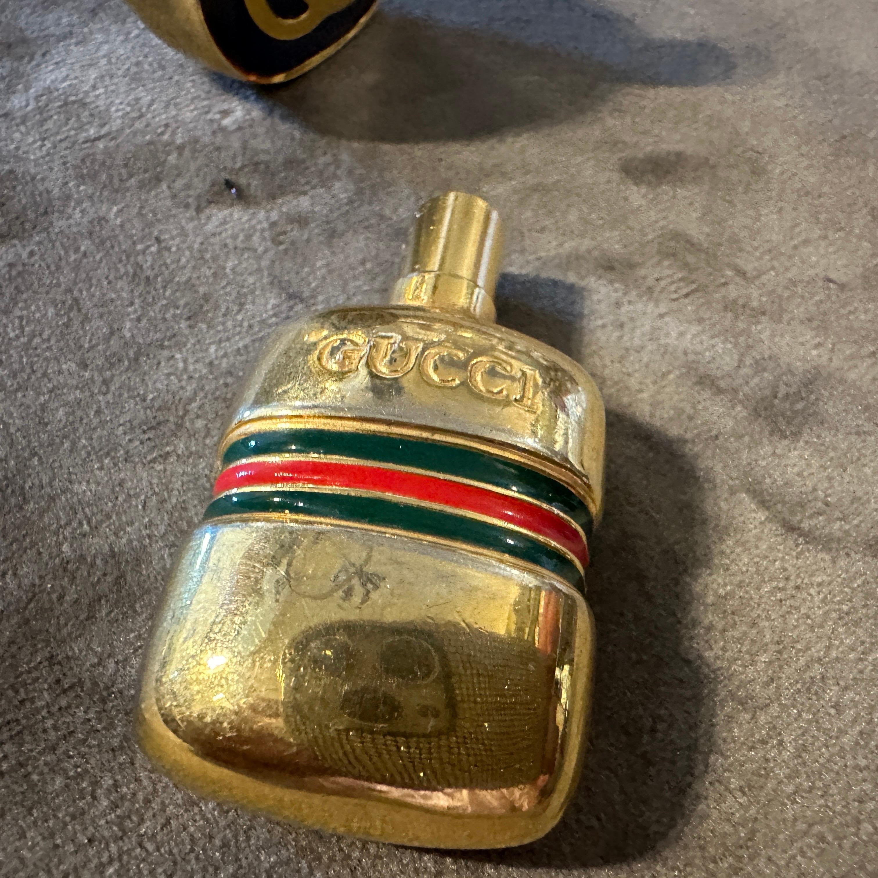 Italiano Due flaconi di profumo moderni in ottone e smalto degli anni '80 di Gucci in vendita