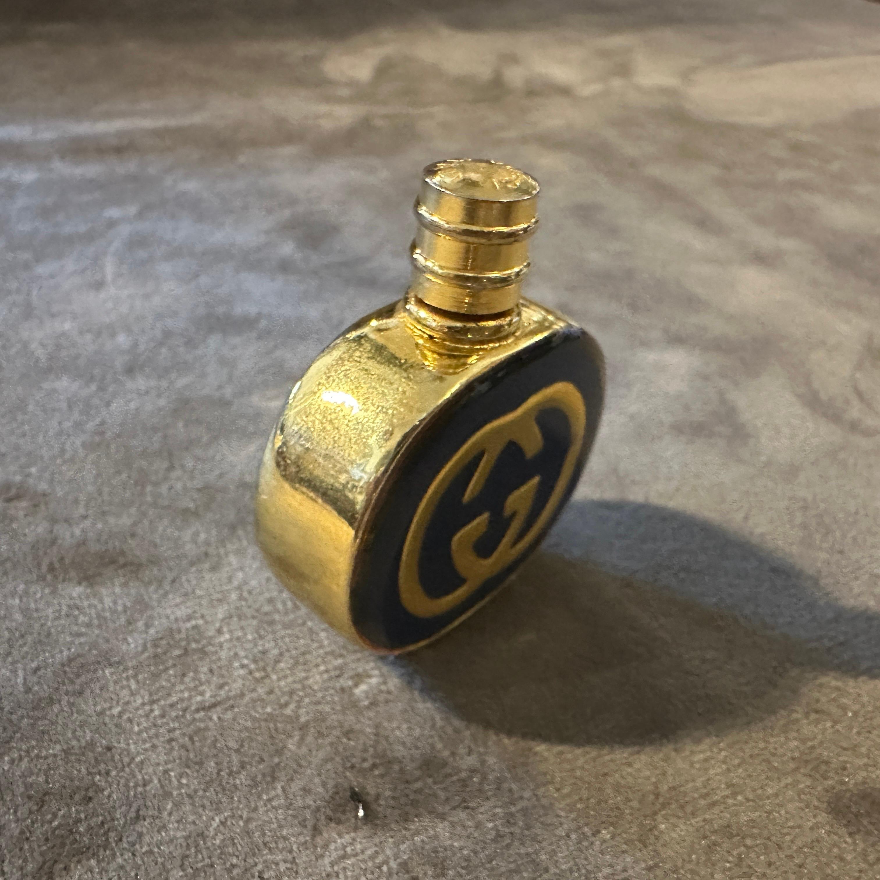 Due flaconi di profumo moderni in ottone e smalto degli anni '80 di Gucci in vendita 1