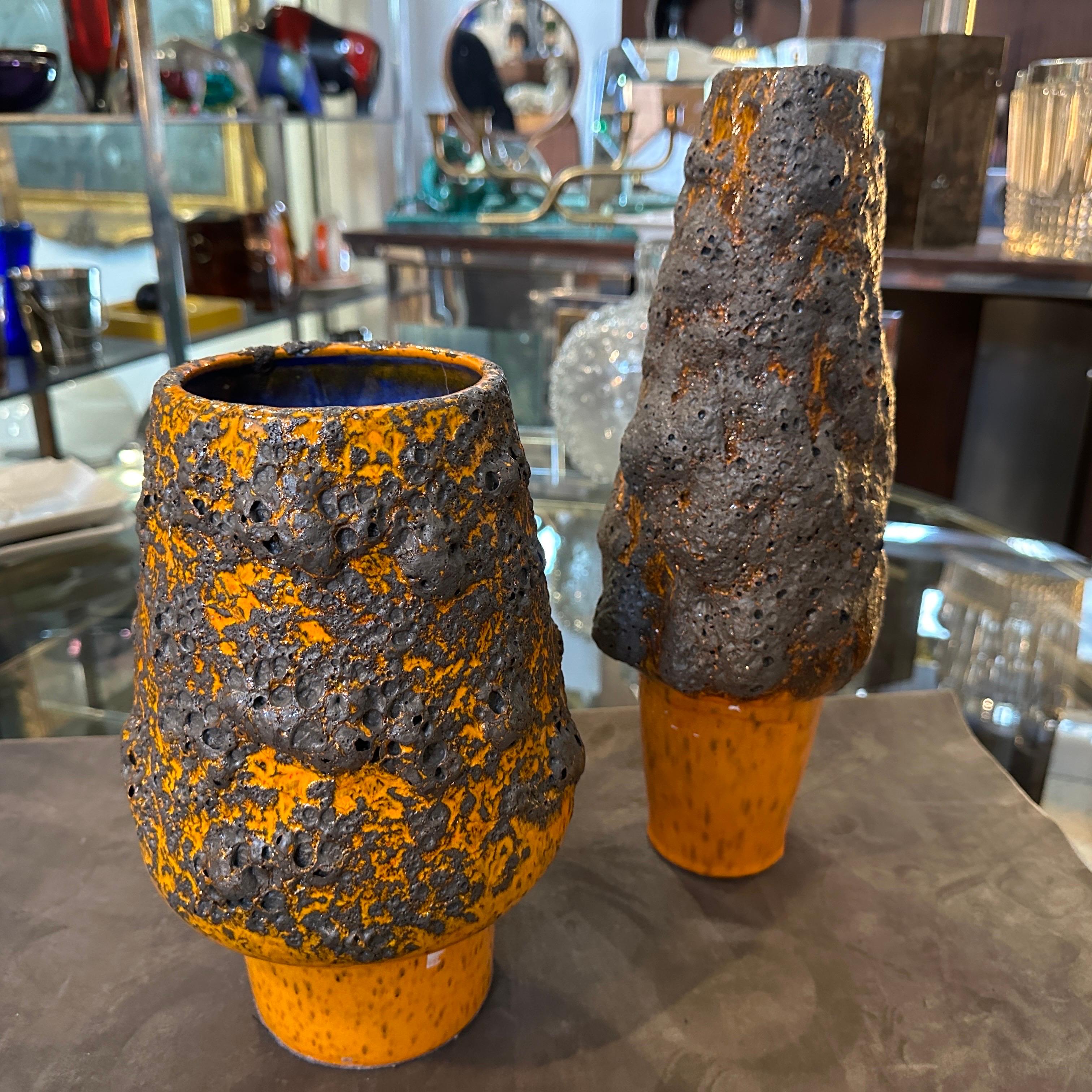 Questi due vasi sono esempi straordinari della ceramica Fat Lava degli anni Ottanta. Le ceramiche Fat Lava, provenienti principalmente dalla Germania occidentale, sono note per le loro texture audaci e gli smalti dinamici. I vasi sono realizzati in